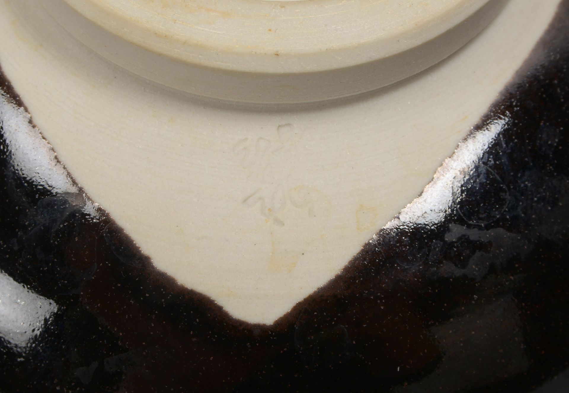 Teeschale/Chawan (Japan), Keramik, tiefe Schale mit gerillter Wandung, heller Scherben mit Glasur in - Bild 3 aus 3