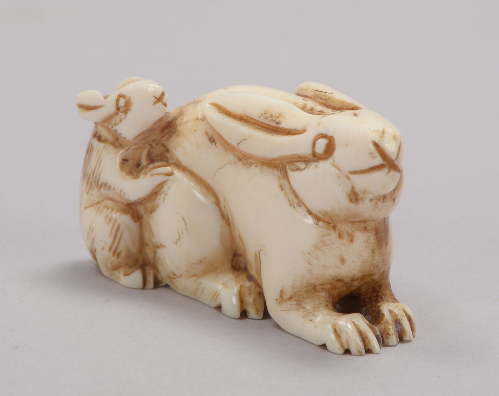 Netsuke (Japan), &#039;Zwei Hasen&#039;, Figur am Boden mit 2x kleinen Bohrungen; L&auml;nge 5 cm - Image 2 of 2