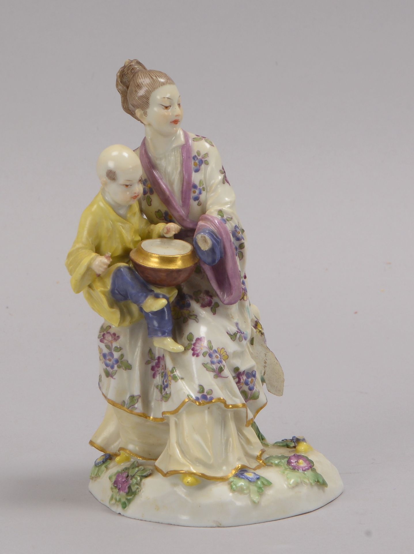 Meissen (I. Wahl), Porzellanfigur, &#039;Japanerin mit Kind&#039;, Modell-Nr. &#039;2679&#039;, Entw - Image 2 of 3