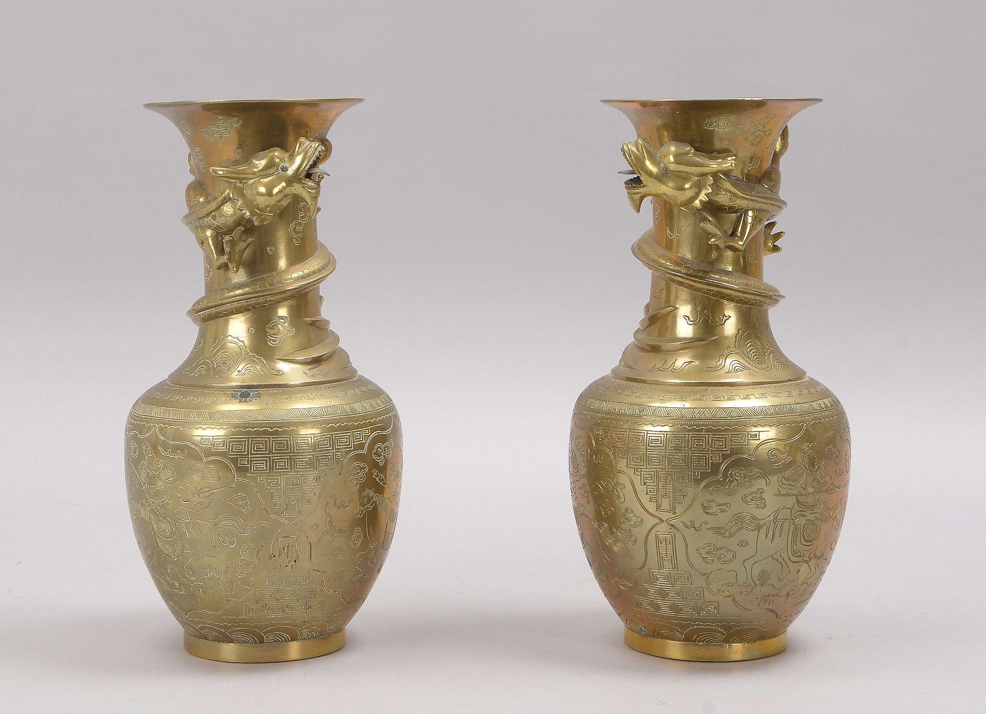 Paar Bronzevasen (China), ovoider Korpus, Vasenhals umlaufend mit halbplastischen Applikationen (&#0