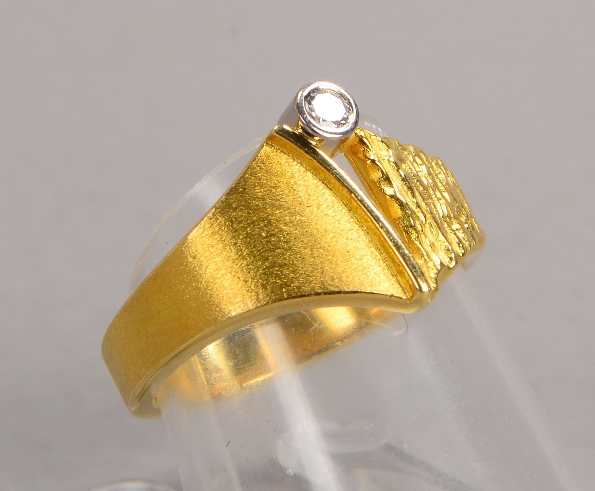 Ring, 750 GG (gestempelt), besetzt mit einzelnem kleinem Brillant von ca. 0,08 ct; RG 54, Gewicht 7,