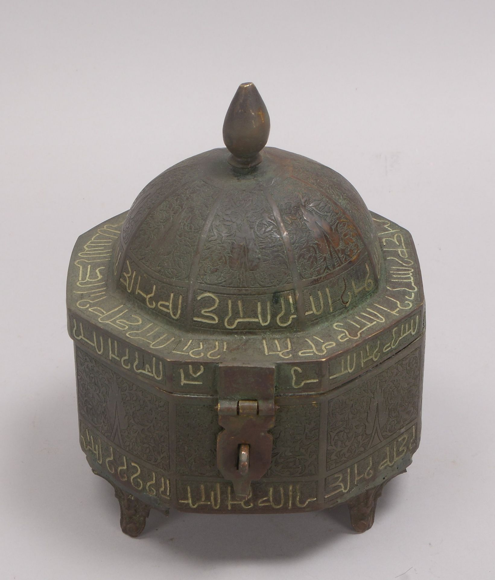 Deckeldose (islamisch - Syrien?), Bronze, fig&uuml;rlicher Korpus/facettiert - &#039;Moschee mit Kup - Image 2 of 2