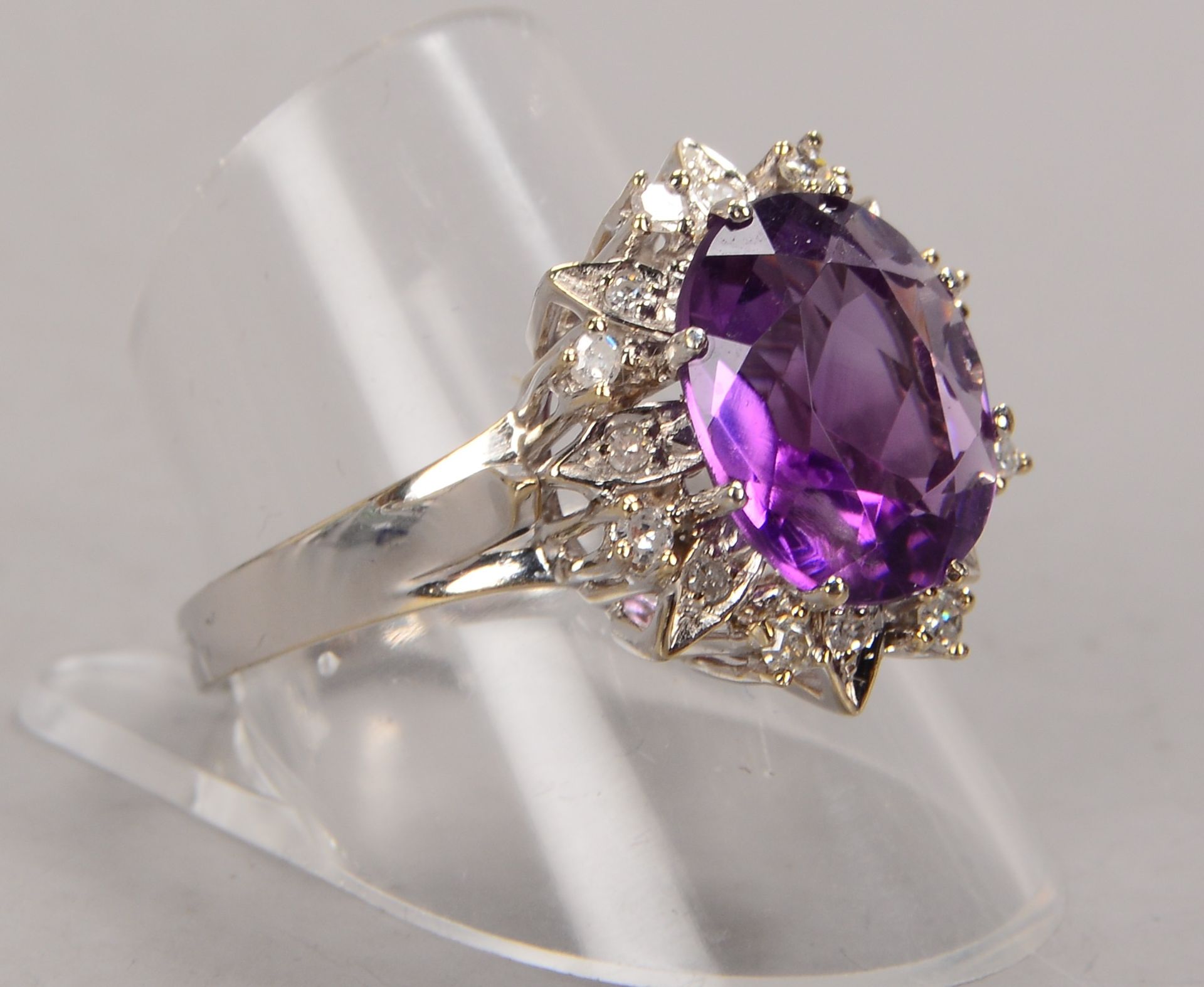 Ring, 585 WG (gestempelt), besetzt mit einzelnem Amethyst, Stein im Ovalschliff, mit einer Entourag