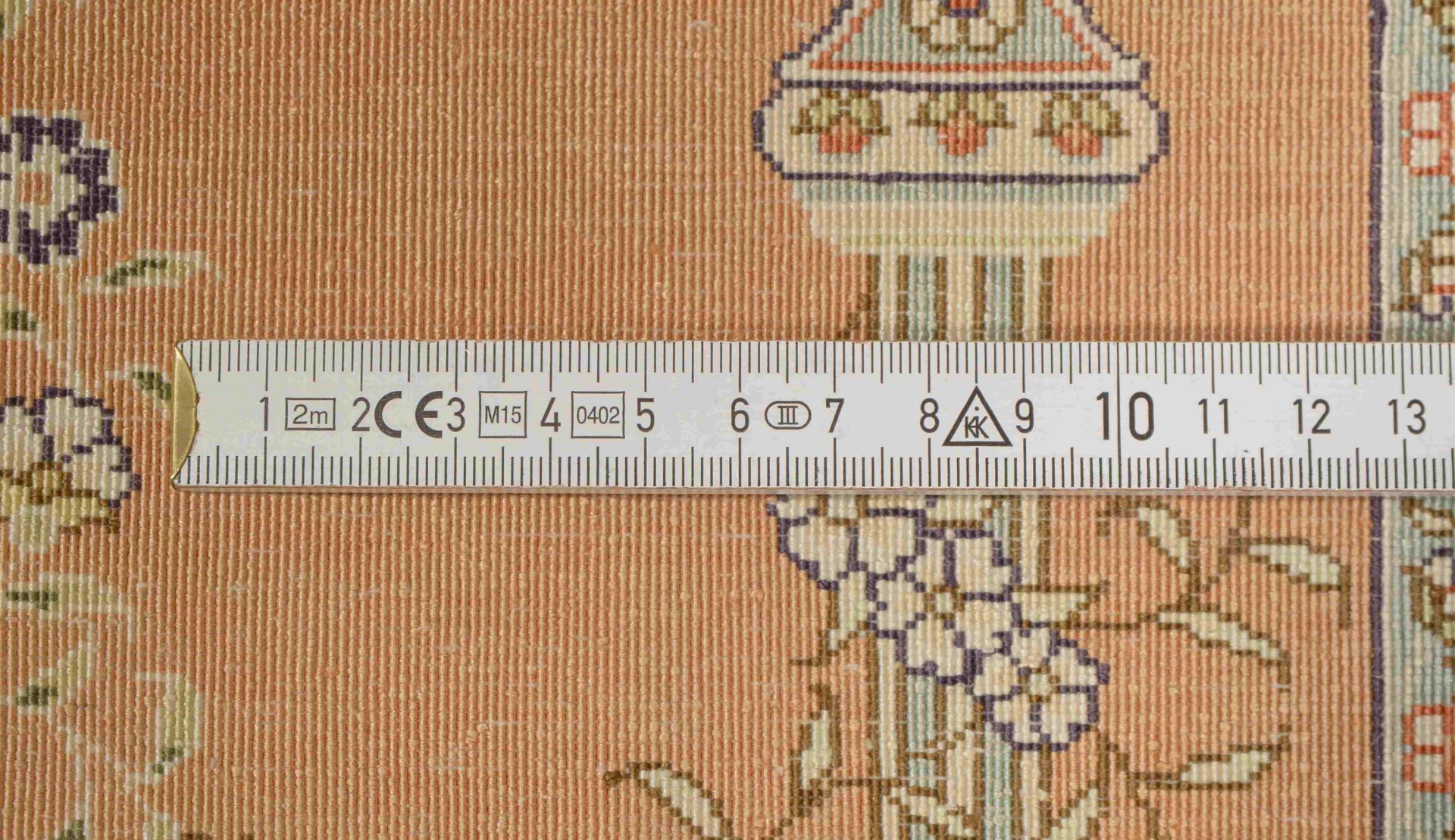 Hereke-Seidenteppich (wohl China), sehr feine Knüpfung, 1 Mio. Knoten/qm, signiert, dichter Flor - i - Bild 2 aus 3
