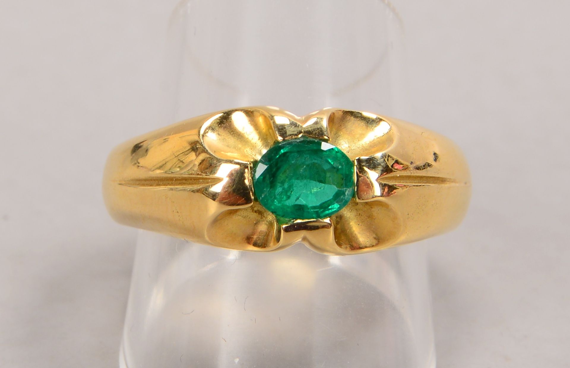 Ring, 585 GG (gestempelt), massive Goldschiene besetzt mit einzelnem Smaragd von ca. 0,85 ct, Stein - Image 3 of 3