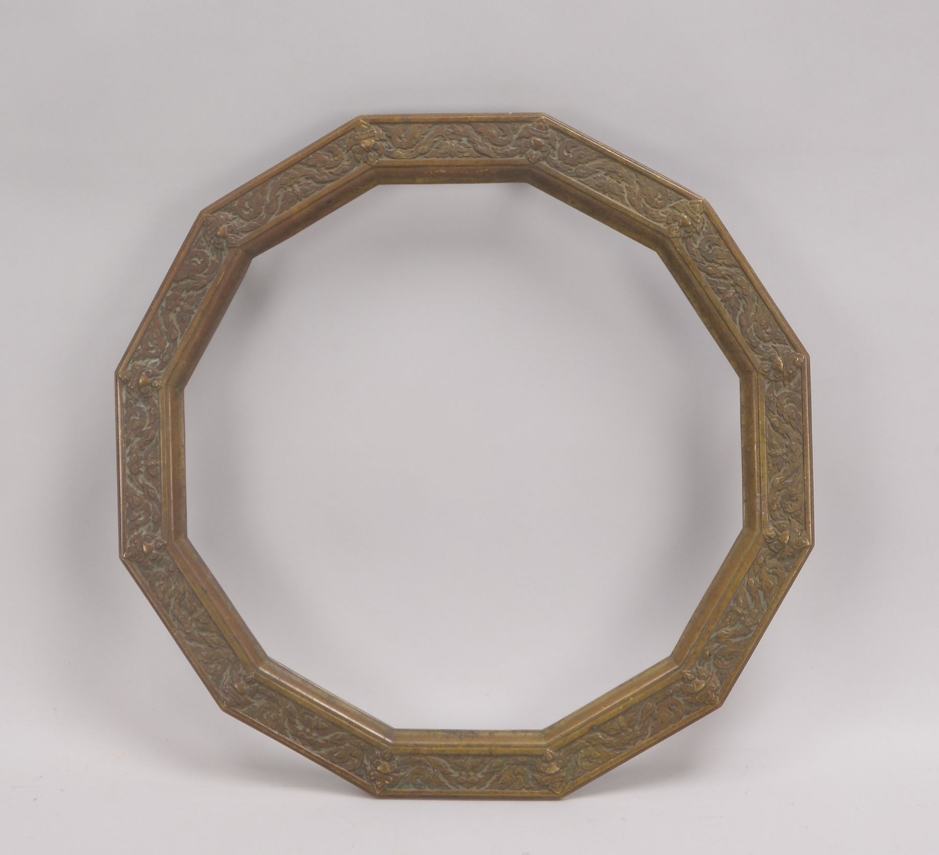 Bronze-Rahmen (China), 12-passig, mit Reliefdekor, Rahmen auf 6x Füßen; Durchmesser Ø 47,5 cm