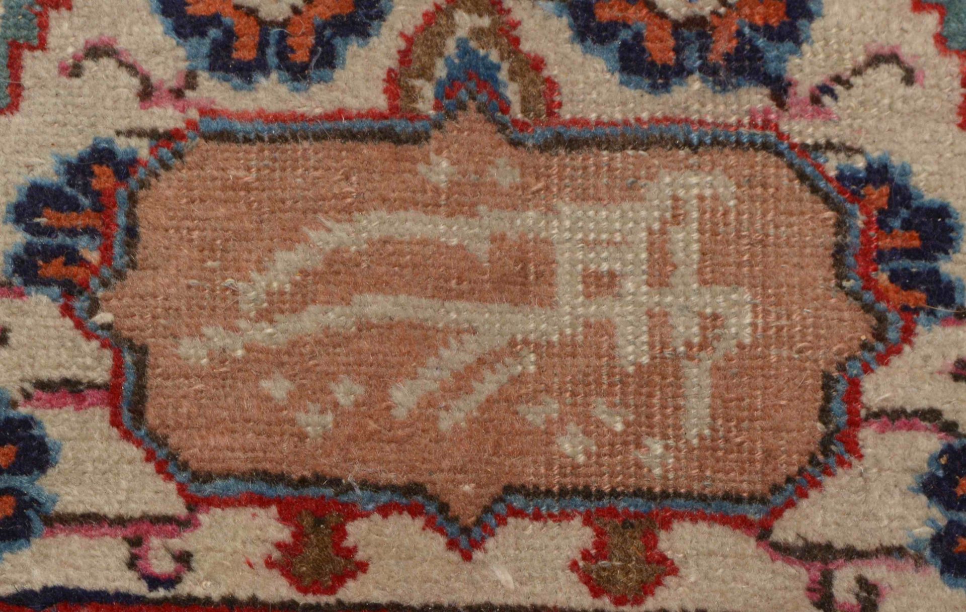 Mesched, älter, feste Knüpfung, hellgrundig, mit bekannter Mesched-Signatur; Maße 362 x 258 cm (stel - Bild 3 aus 3