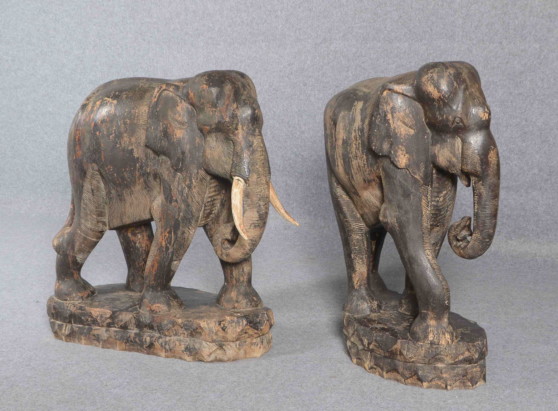 Paar Holzskulpturen, &#039;Elefanten&#039;, Holz gefasst; 1x H&ouml;he 91 cm, L&auml;nge 65 cm; und - Image 2 of 2