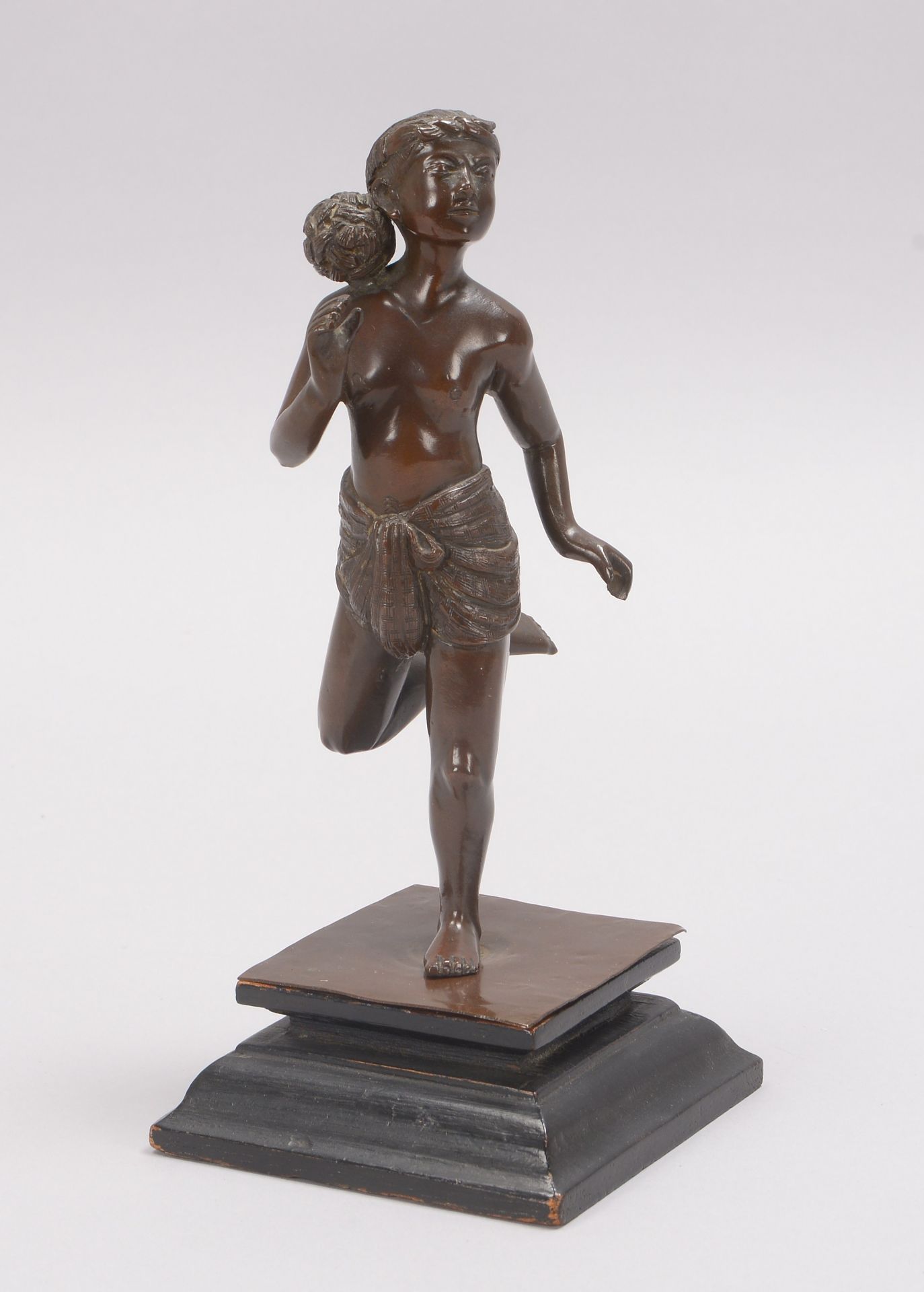 Bronzeskulptur, &#039;Balljunge&#039;, unsigniert, Figur auf Holzsockel; H&ouml;he 19 cm