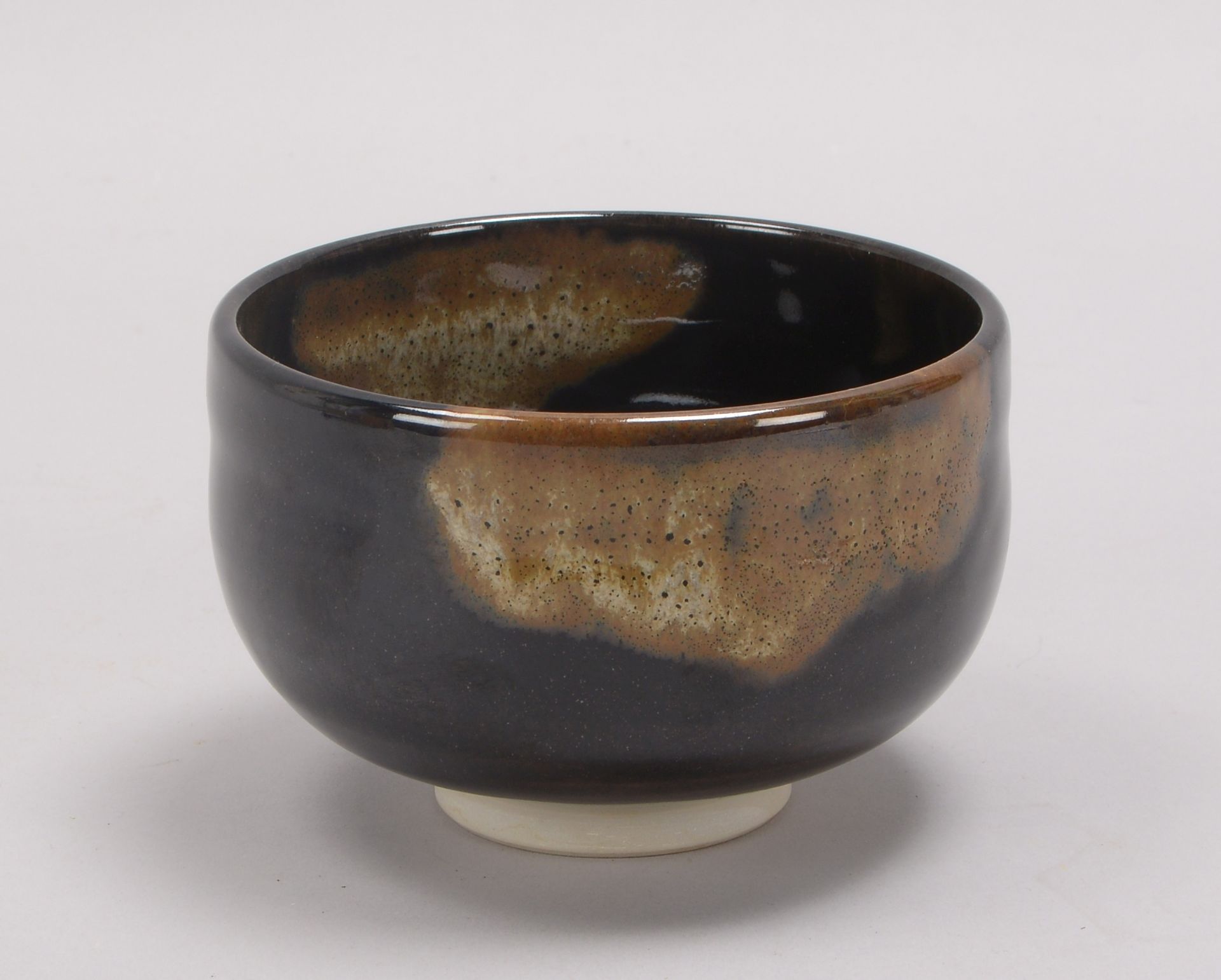 Teeschale/Chawan (Japan), Keramik, tiefe Schale mit gerillter Wandung, heller Scherben mit Glasur in