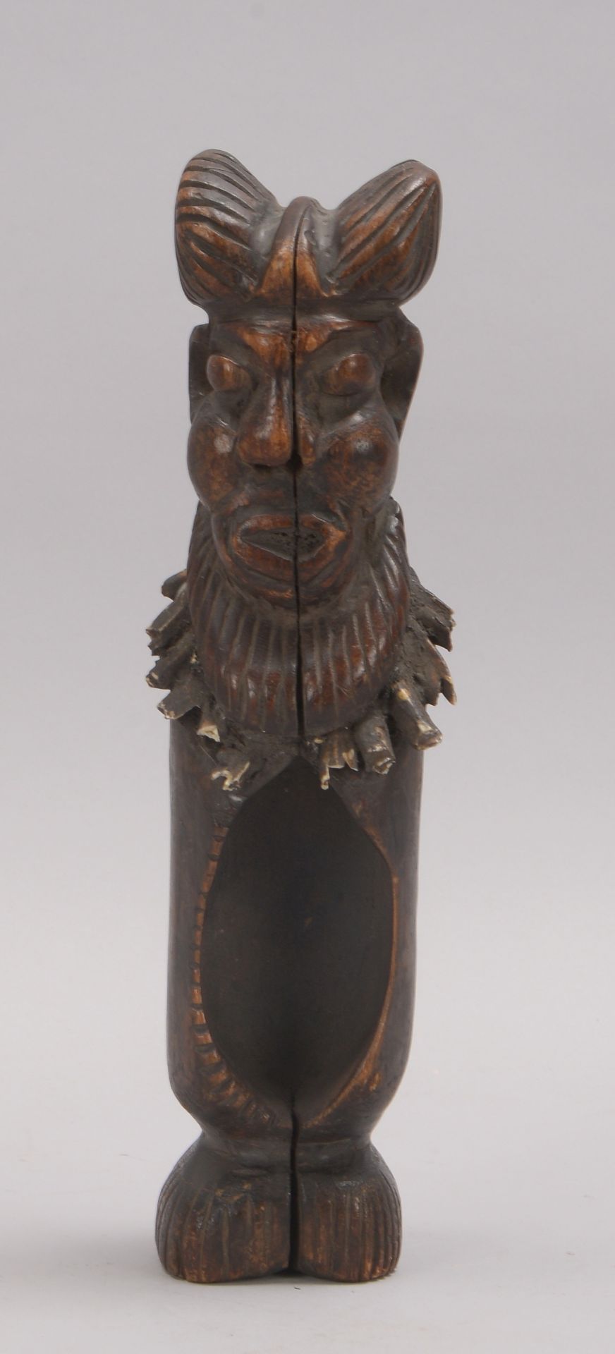 Fig&uuml;rliche Holzskulptur (Afrika), &#039;Frauenfigur&#039;, handgeschnitzt, mit Halsschmuck aus