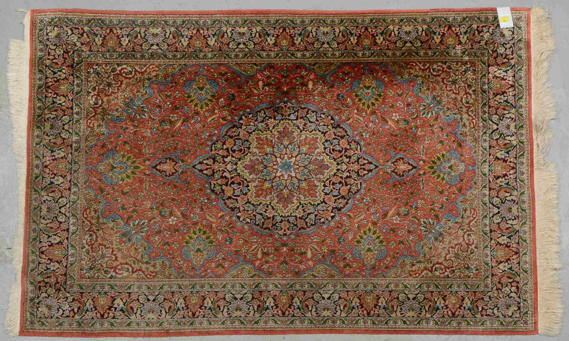 Kaschmir-Orientteppich, Seide, feste Knüpfung, ringsum komplett, Flor in guter Erhaltung; Maße 188 x