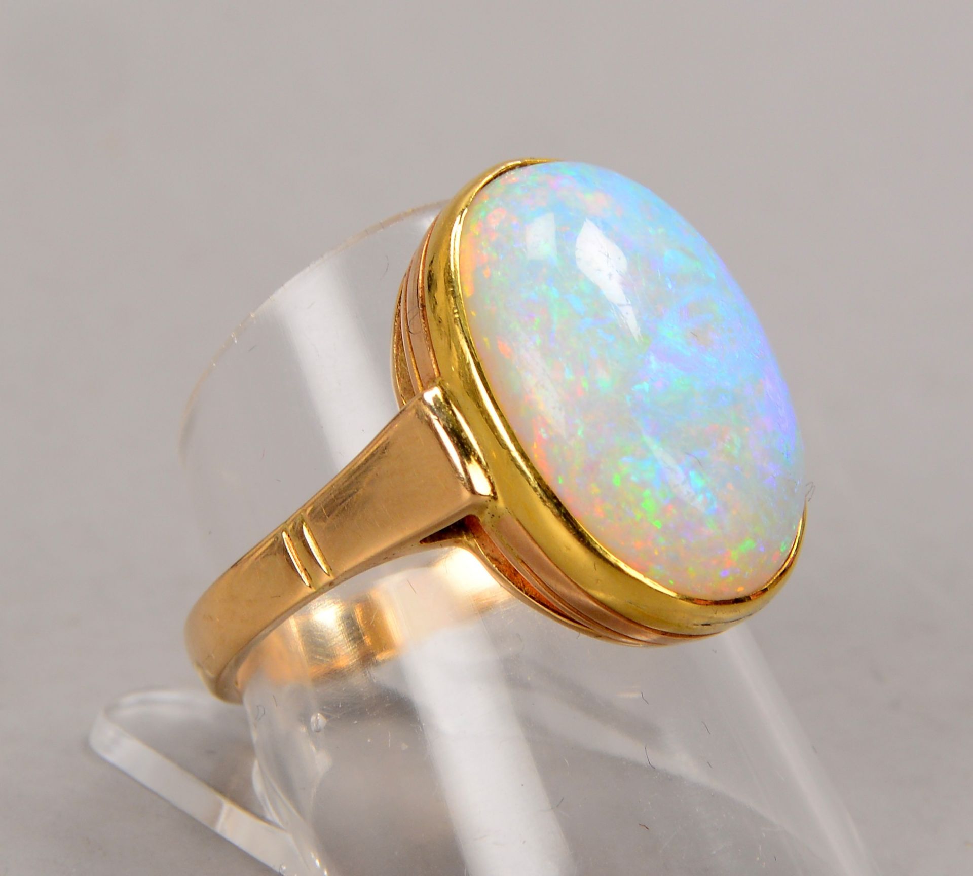 Ring, 585 WG (gestempelt), besetzt mit einzelnem Opal von ca. 4,85 ct, Stein im Cabochonschliff; RG