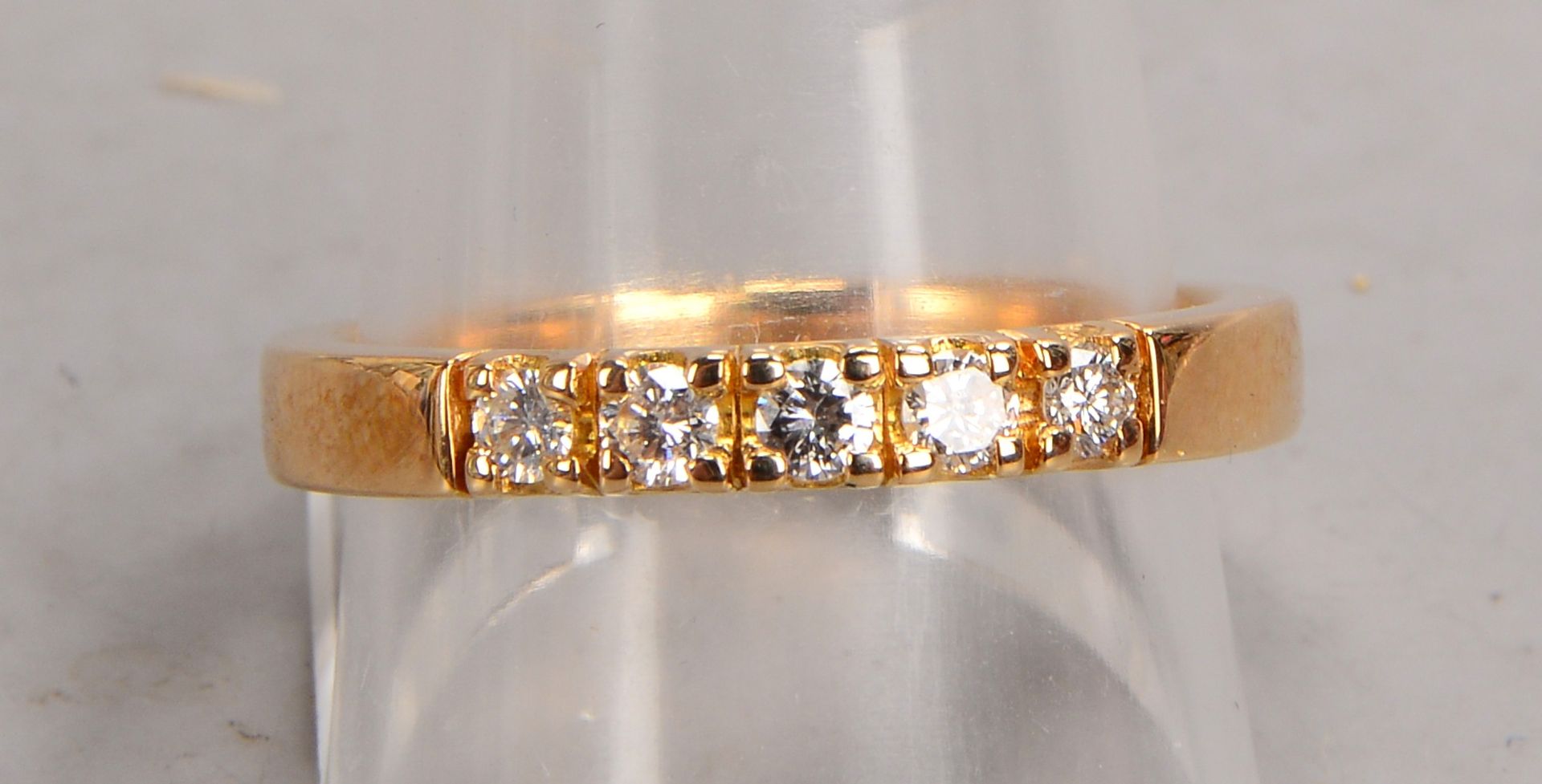 Ring, 585 GG (gestempelt), mit 5-fachem Brillantbesatz/zusammen 0,80 ct; RG 61, Gewicht 4,90 g - Bild 2 aus 2