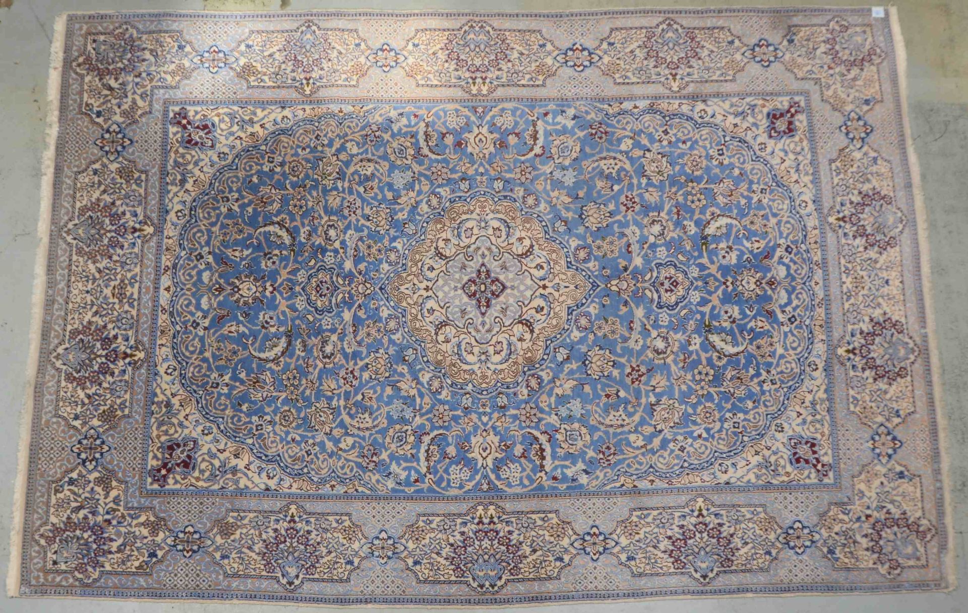 Nain, mittelfeine Knüpfung, wasserblaue Farbgebung, insgesamt gleichmäßiger Flor; Maße 350 x 240 cm 