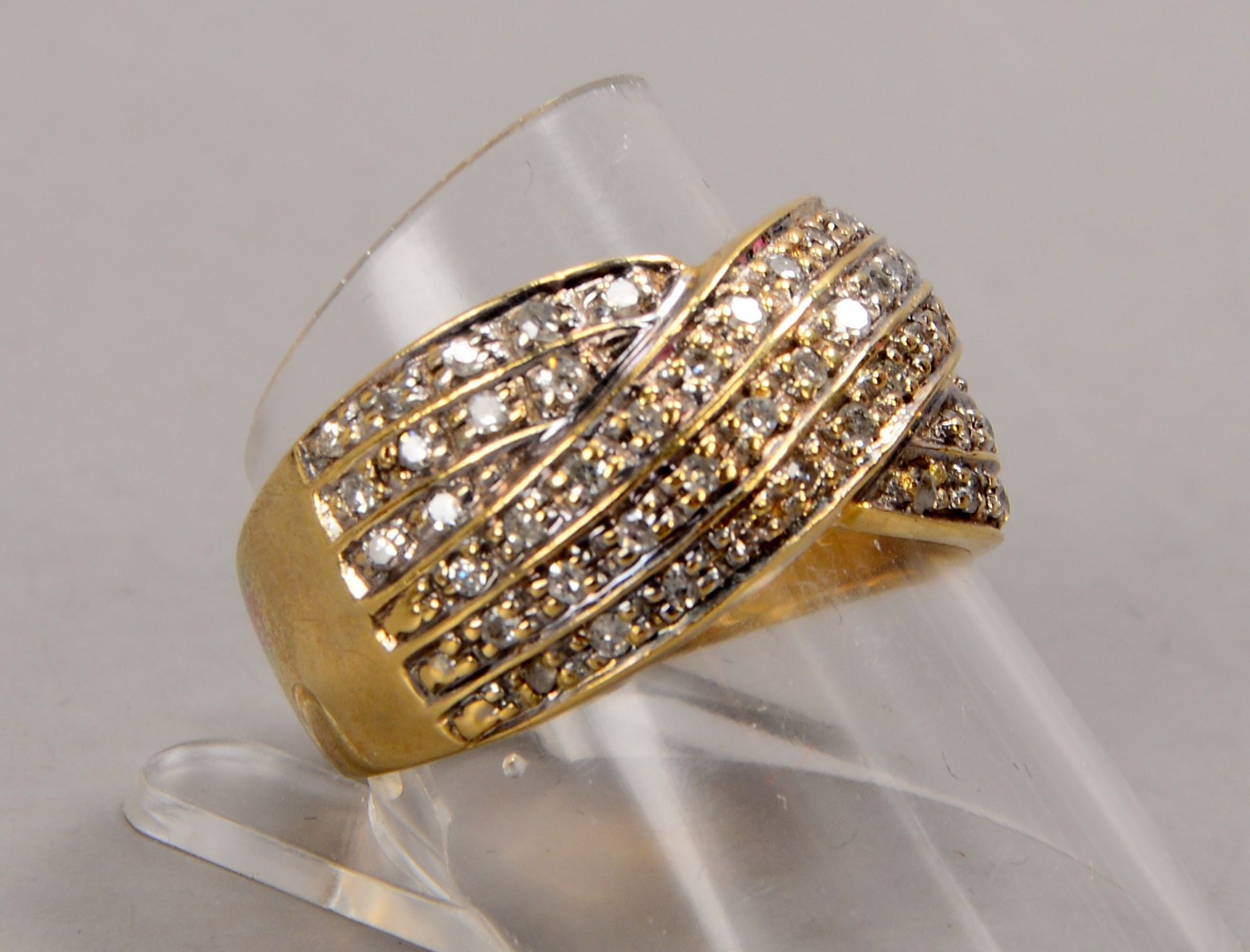 Ring, 585 GG (gestempelt), mit vielfachem Brillantbesatz/zusammen ca. 0,50 ct; RG 60, Gewicht 6,40 g