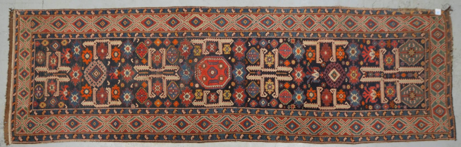 Orientgalerie (Kaukasien), antik; Maße 380 x 115 cm (mit Gebrauchsspuren und Restaurationsstellen)
