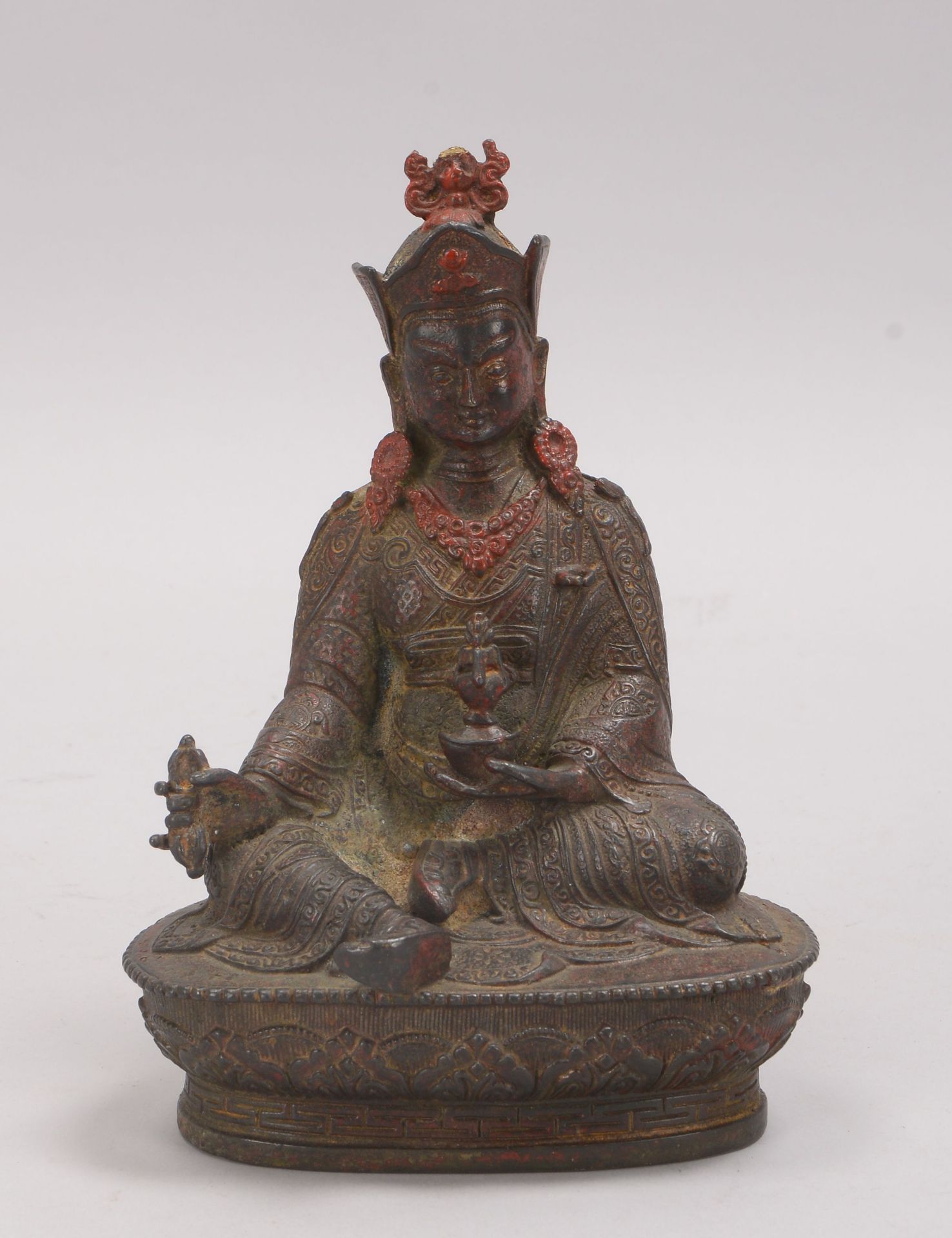 Bronzeskulptur (Nepal), &#039;Sitzender Buddha&#039; (mit Attributen in der Hand dargestellt), Figur