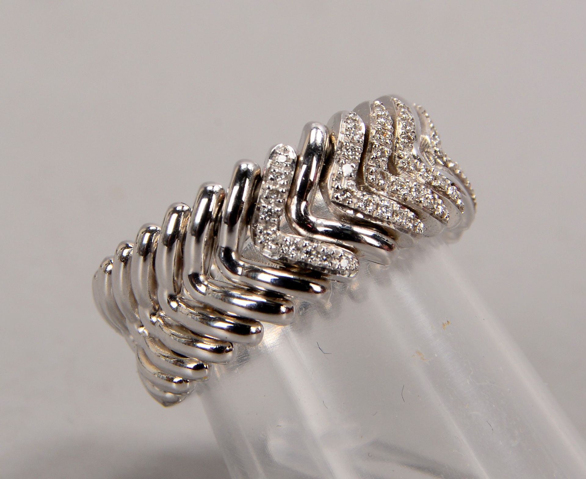 Chimento/Italien, Ring, 750 WG (gestempelt), mit mehrfachem Diamantbesatz/zusammen ca. 0,13 ct, fein