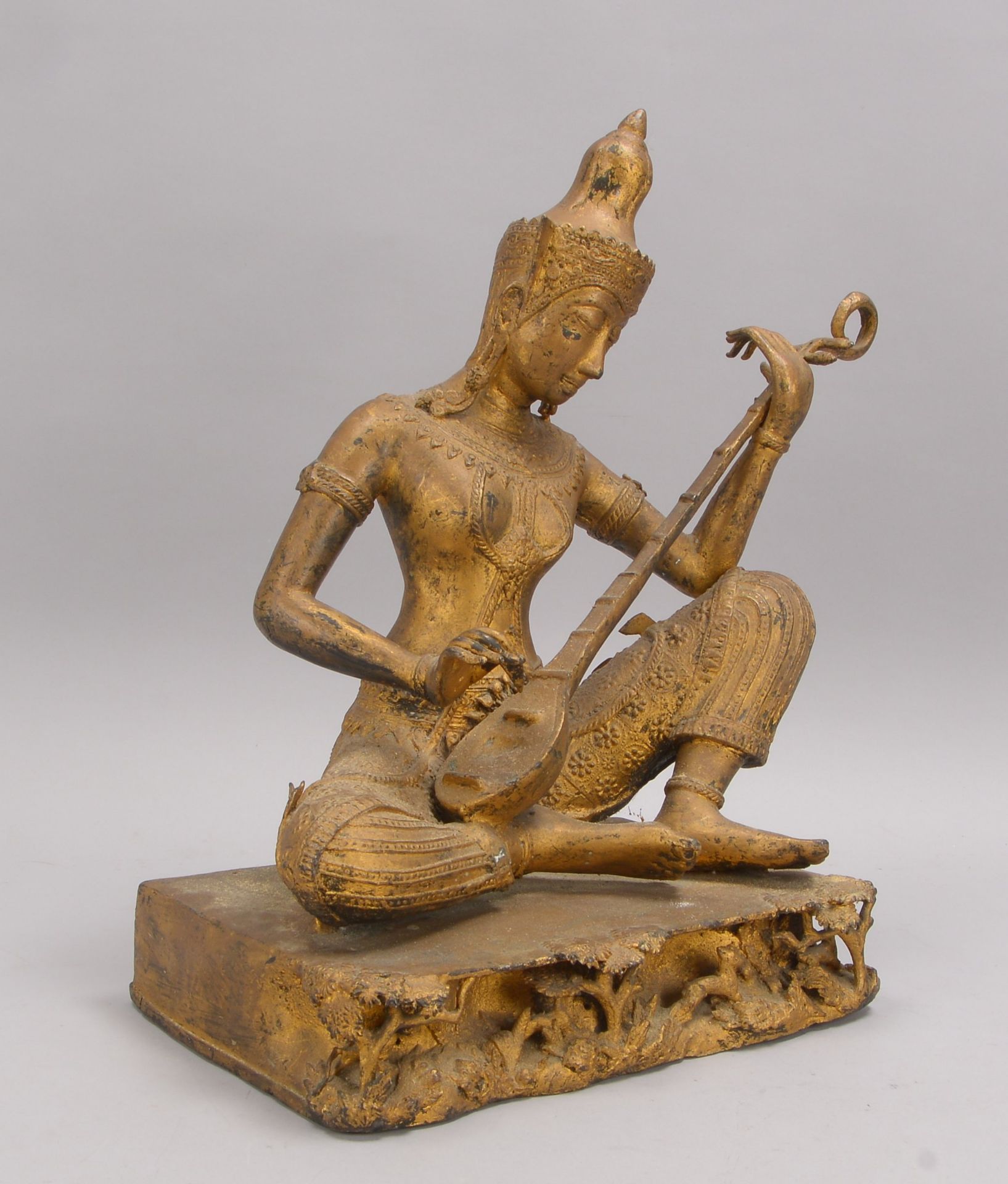 Bronzeskulptur (Indonesien), &#039;Sitarspielerin&#039;, Figur vergoldet; H&ouml;he 45 cm - Image 2 of 2