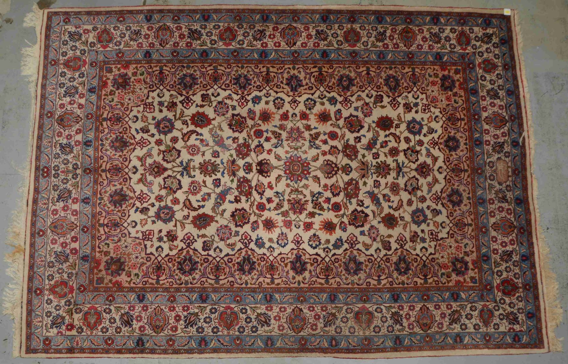 Mesched, älter, feste Knüpfung, hellgrundig, mit bekannter Mesched-Signatur; Maße 362 x 258 cm (stel