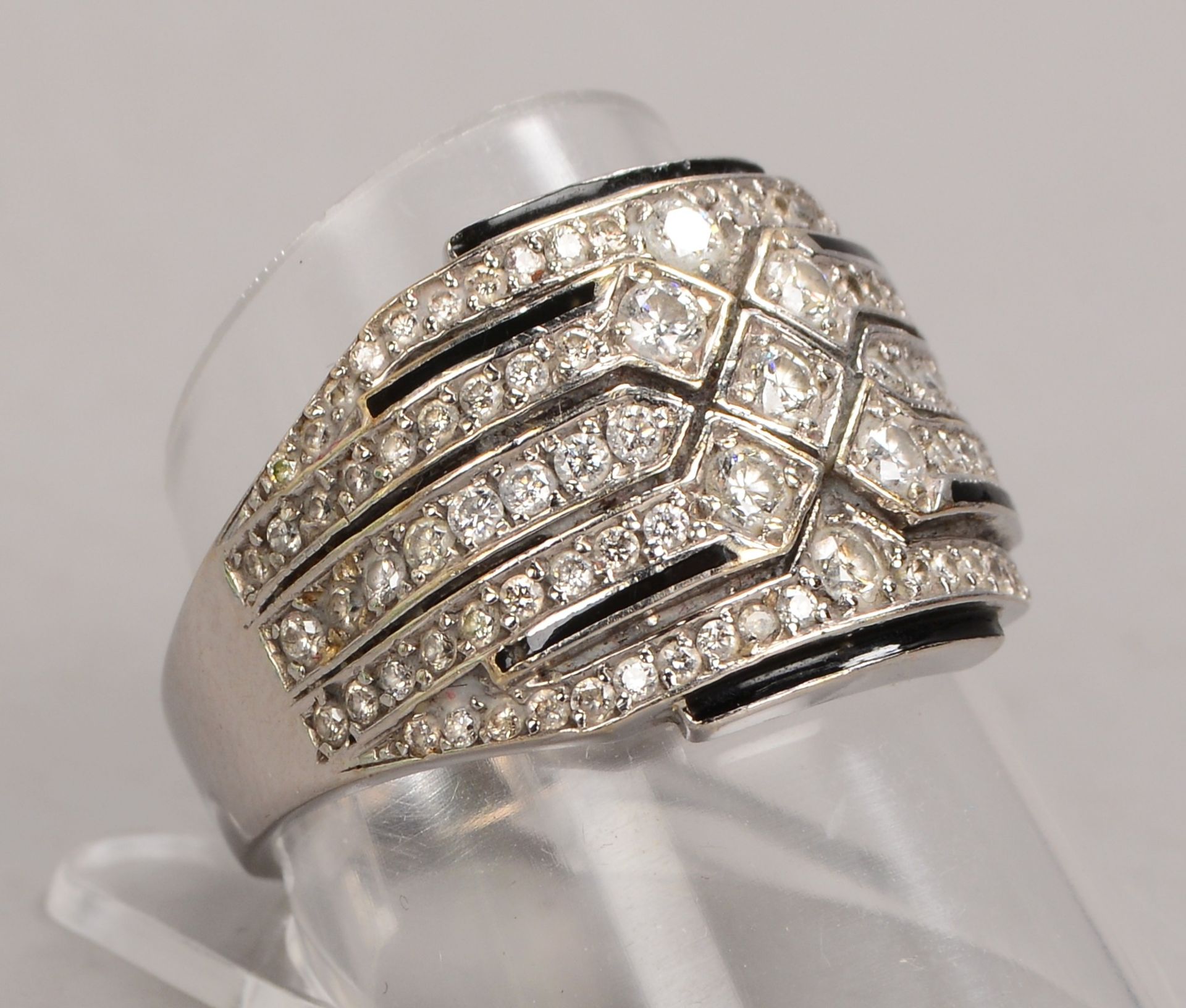 Ring (im Art déco-Stil), 750 WG (gestempelt), mit vielfachem Diamantbesatz/zusammen ca. 1,10 ct, Ste