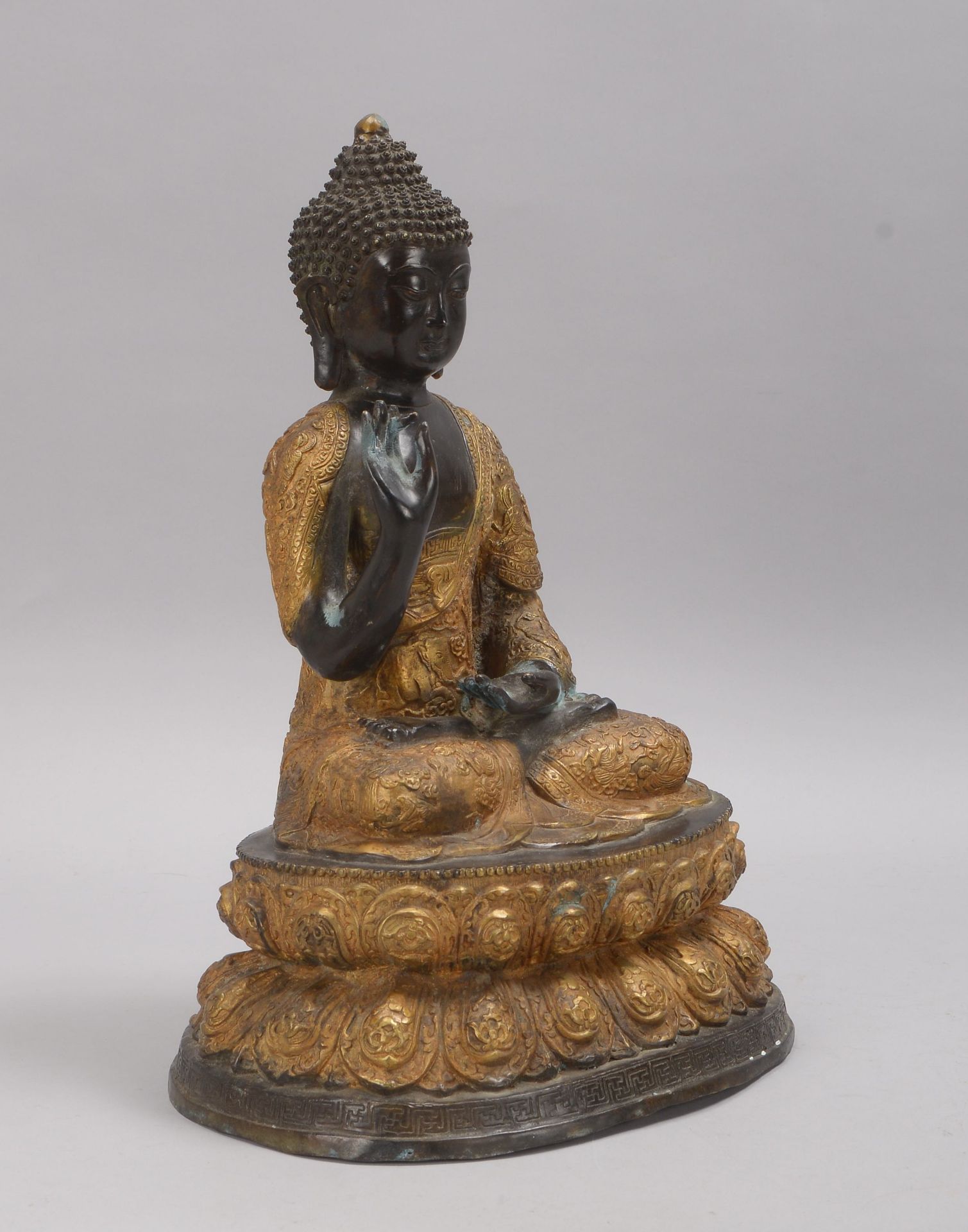 Bronzeskulptur (China), &#039;Sitzender Buddha&#039;, Figur auf Lotussockel, Gewand und Sockel relie - Image 2 of 2