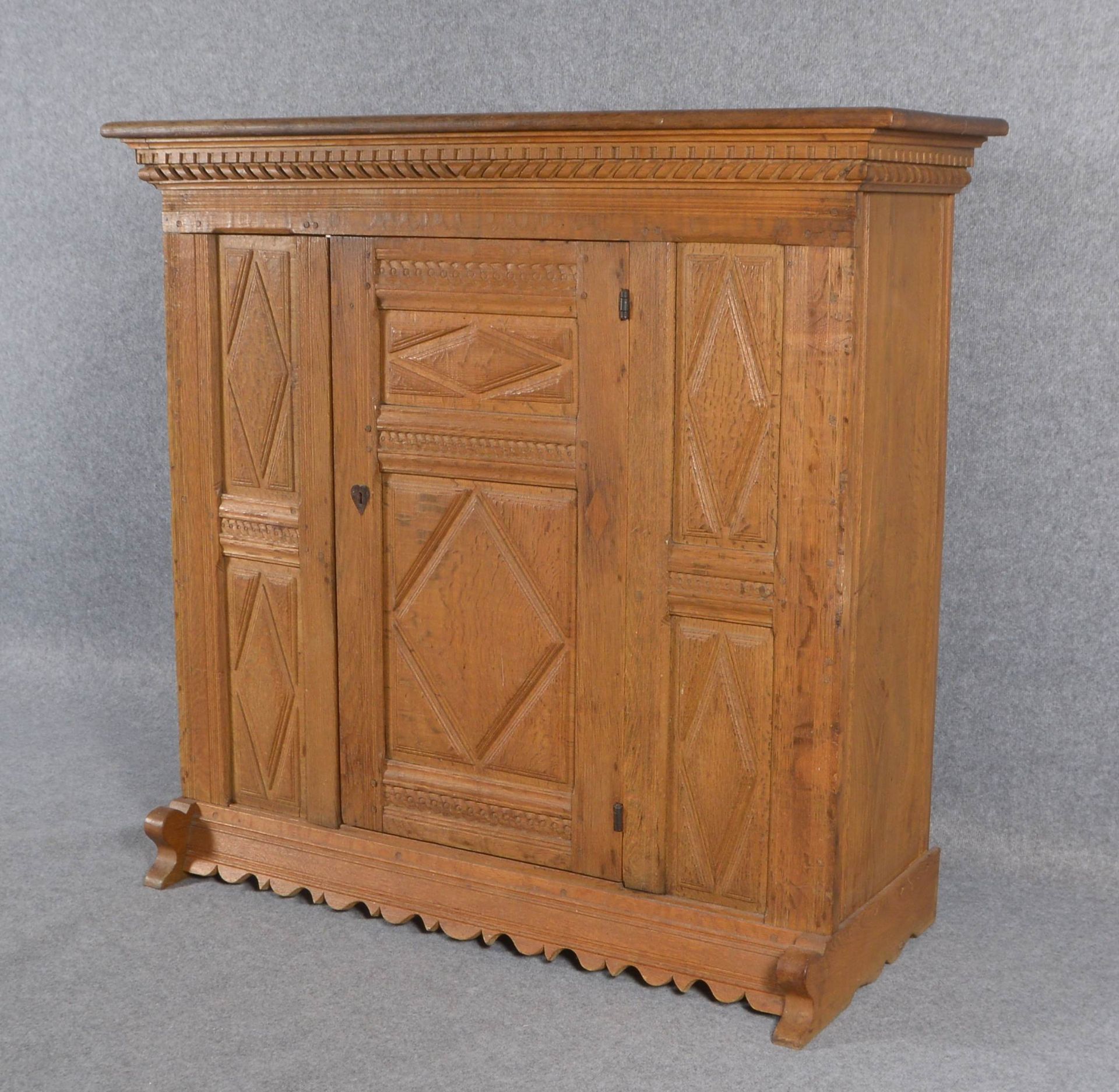 Halbschrank/Sideboard, alt, Eiche, Korpus 1-türig/Front mit geometrischer Schnitzerei, innen 2x Bord - Bild 2 aus 2