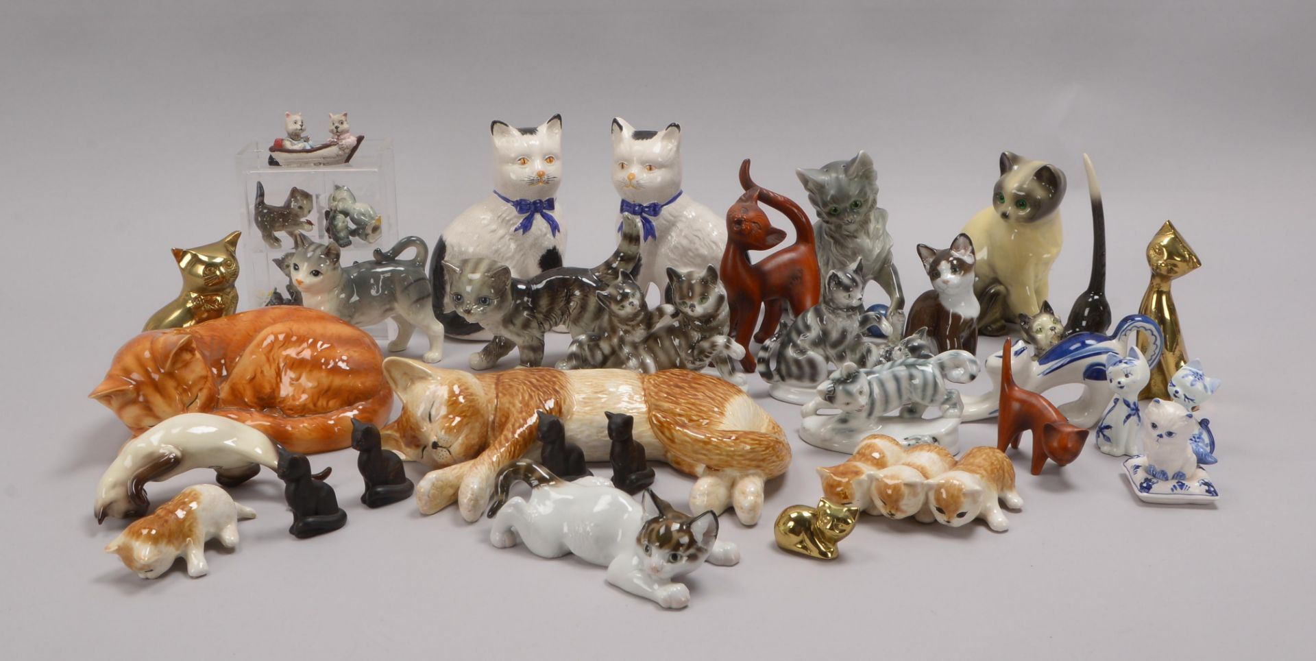 Tierfiguren-Sammlung, 'Katzen', unterschiedliche Manufakturen, verschiedene Ausführungen und Materia