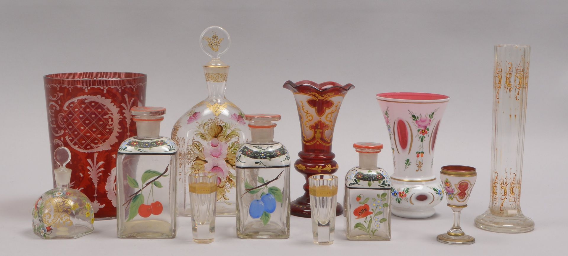 Kleine Tischglas-Sammlung (verschiedene Epochen), unterschiedliche Teile und Funktionen: Karaffen, V