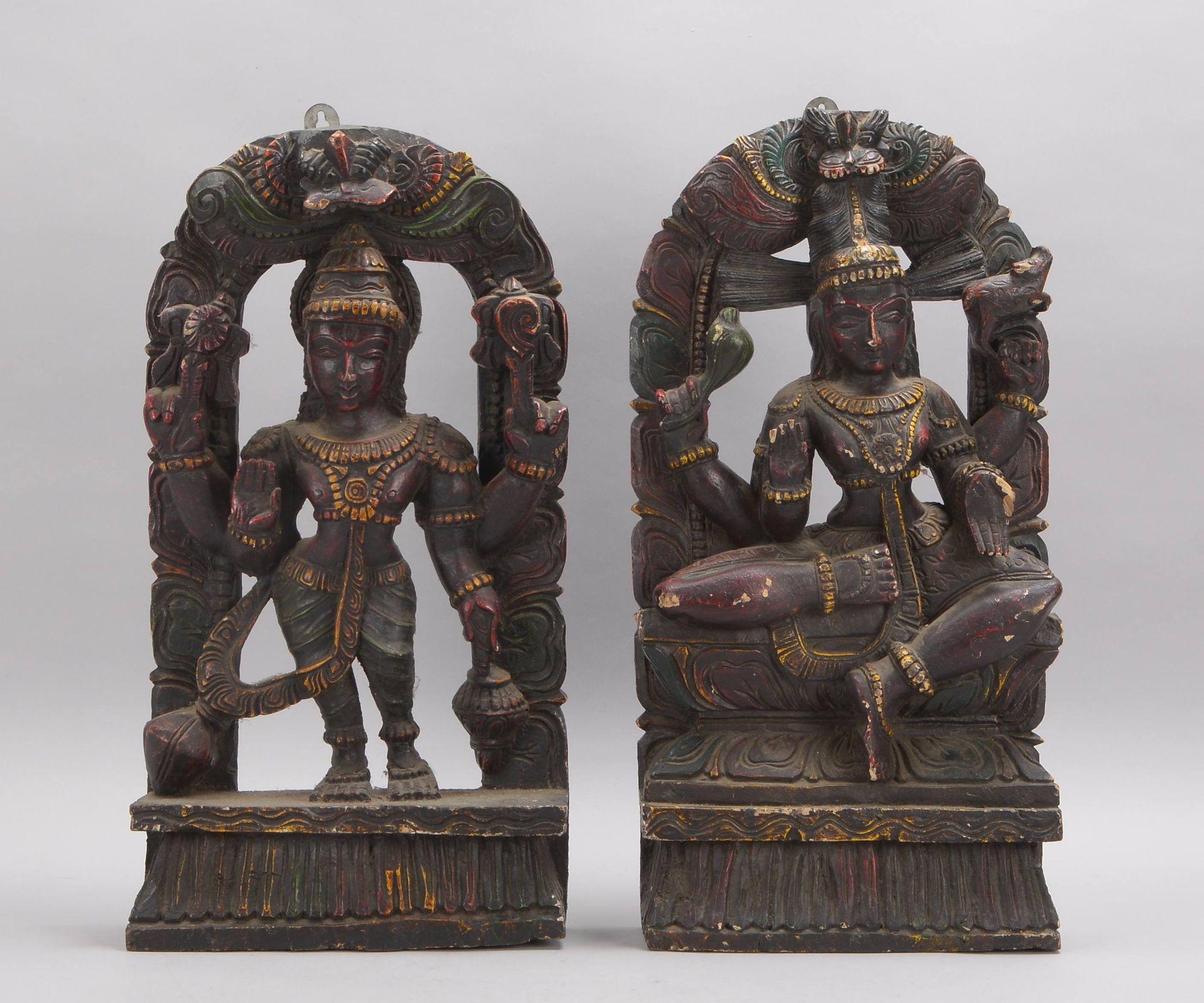 2 Holzreliefs (Indien), &#039;Zwei Gottheiten&#039;, Holz farbig gefasst; Ma&szlig;e ... (Farbe mit