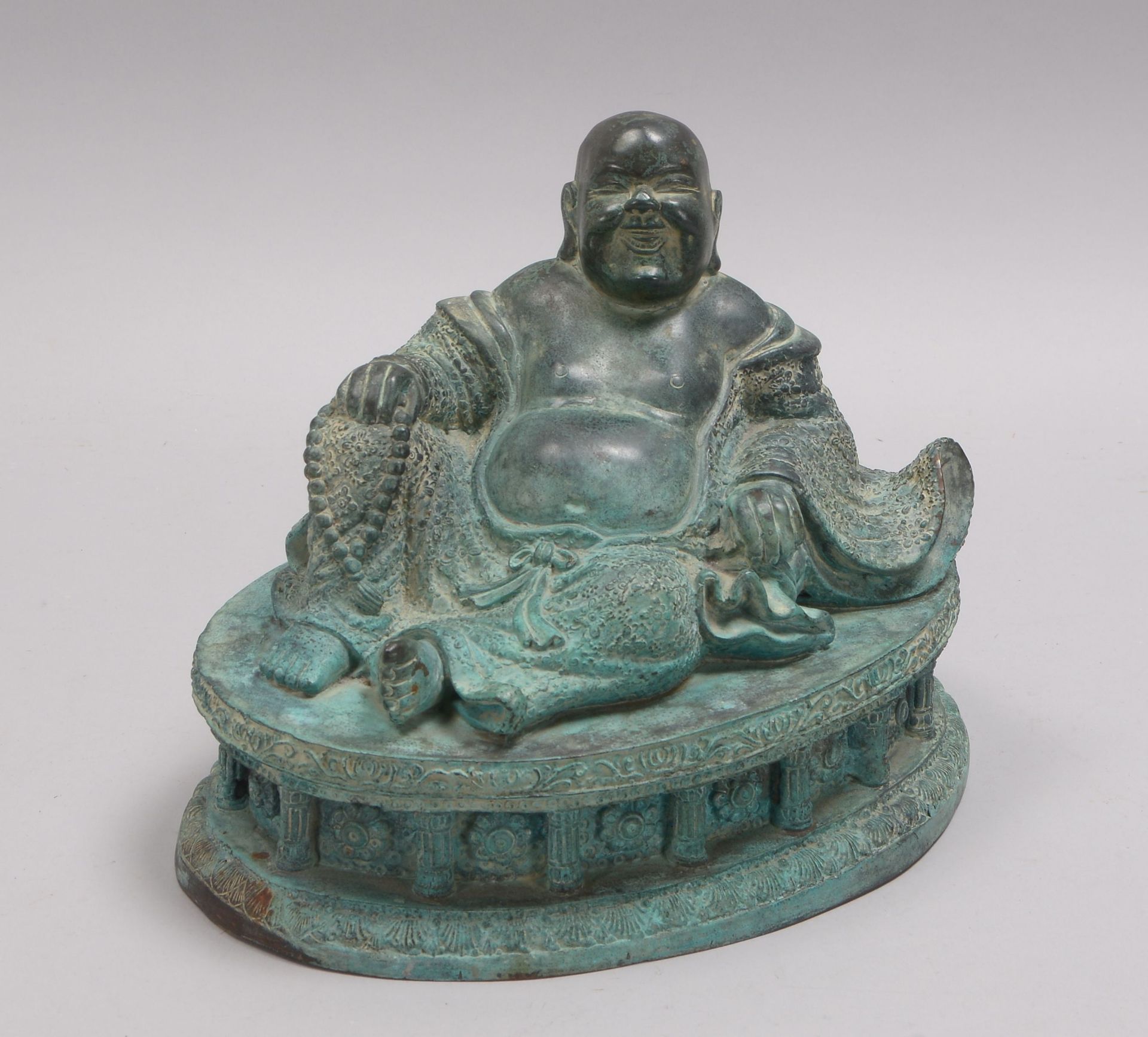 Bronzeskulptur (China), &#039;Sitzender Buddha&#039;, Hohlguss zementgef&uuml;llt, mit gr&uuml;ner P - Image 2 of 2