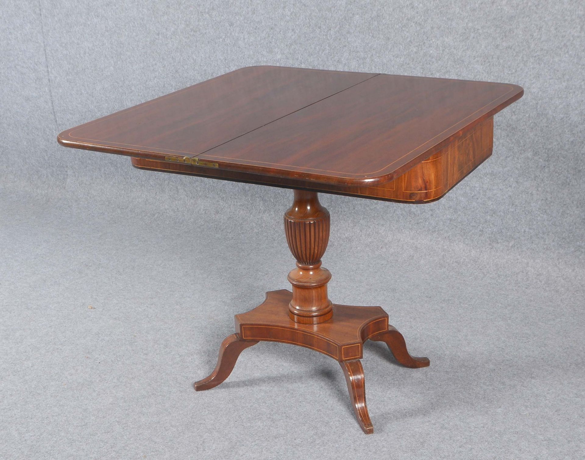 Konsolentisch/Spieltisch (Biedermeier), Mahagoni auf Weichholz, mit Fadenintarsien; Höhe 75 cm, Brei - Bild 3 aus 3