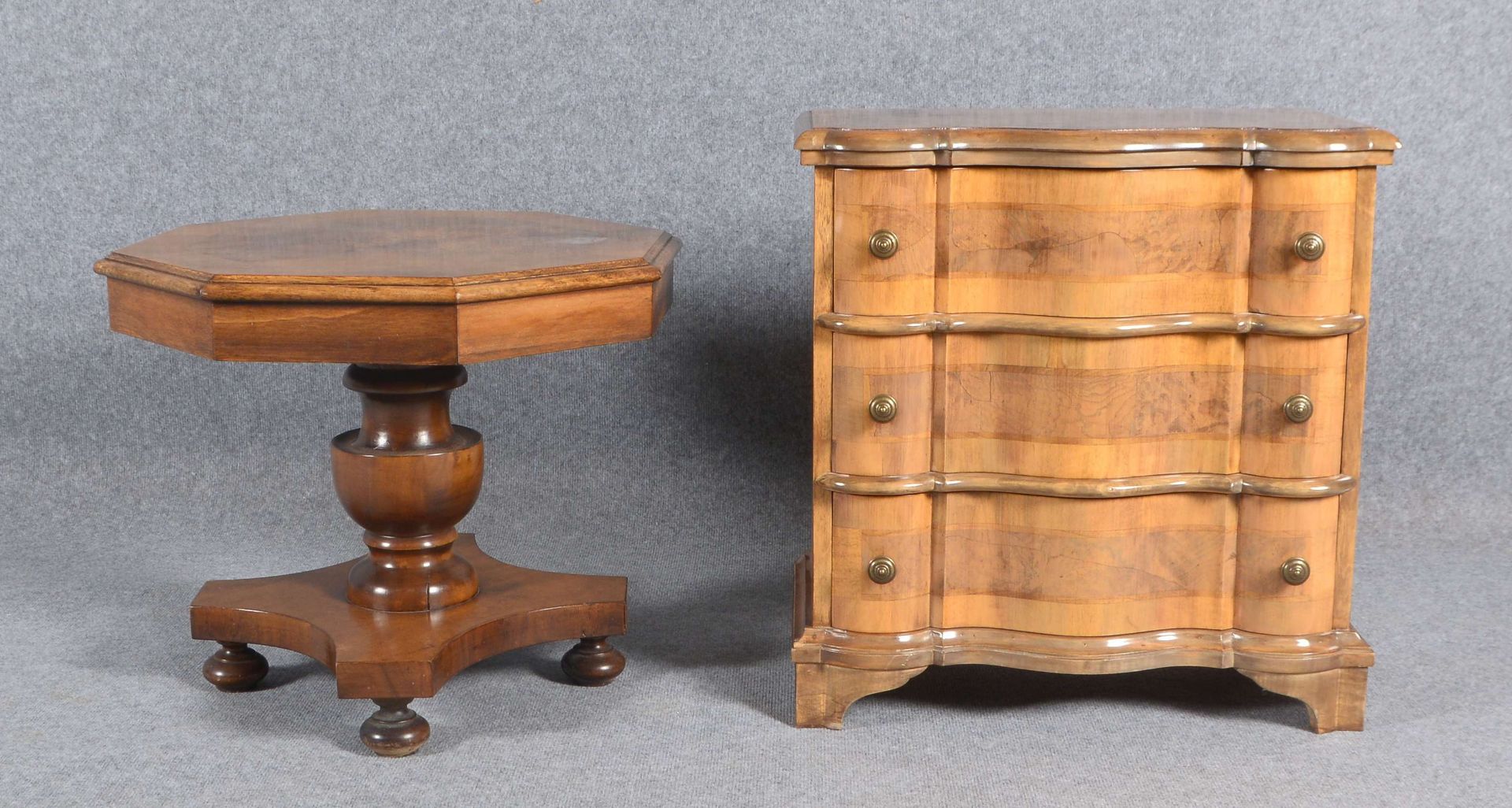 Kleine Kommode und Tisch (Stilmöbel - jeweils nach barockem Vorbild): Maße Kommode: Höhe 63, Breite 