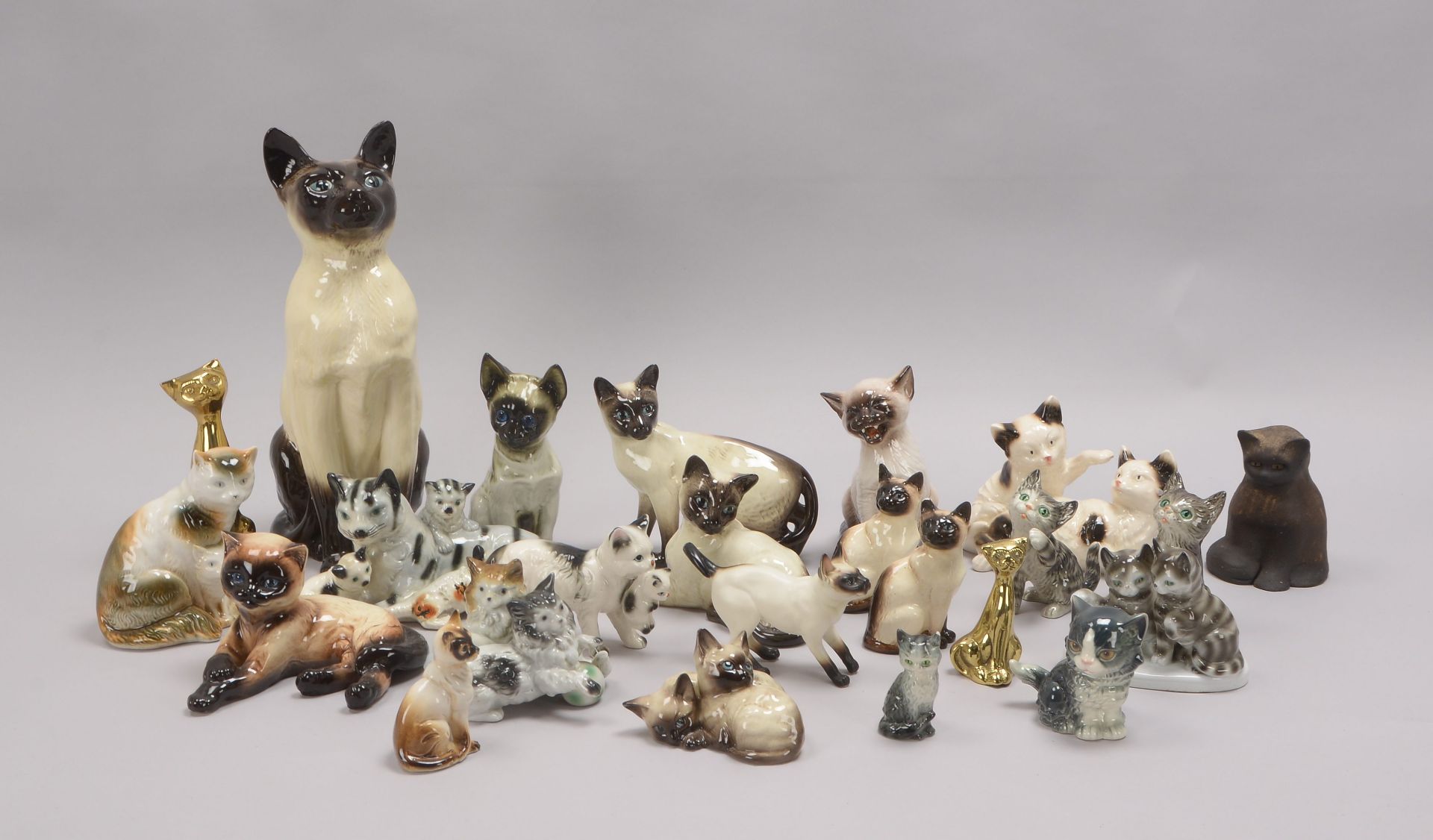 Tierfiguren-Sammlung, 'Katzen', unterschiedliche Manufakturen, verschiedene Ausführungen und Materia