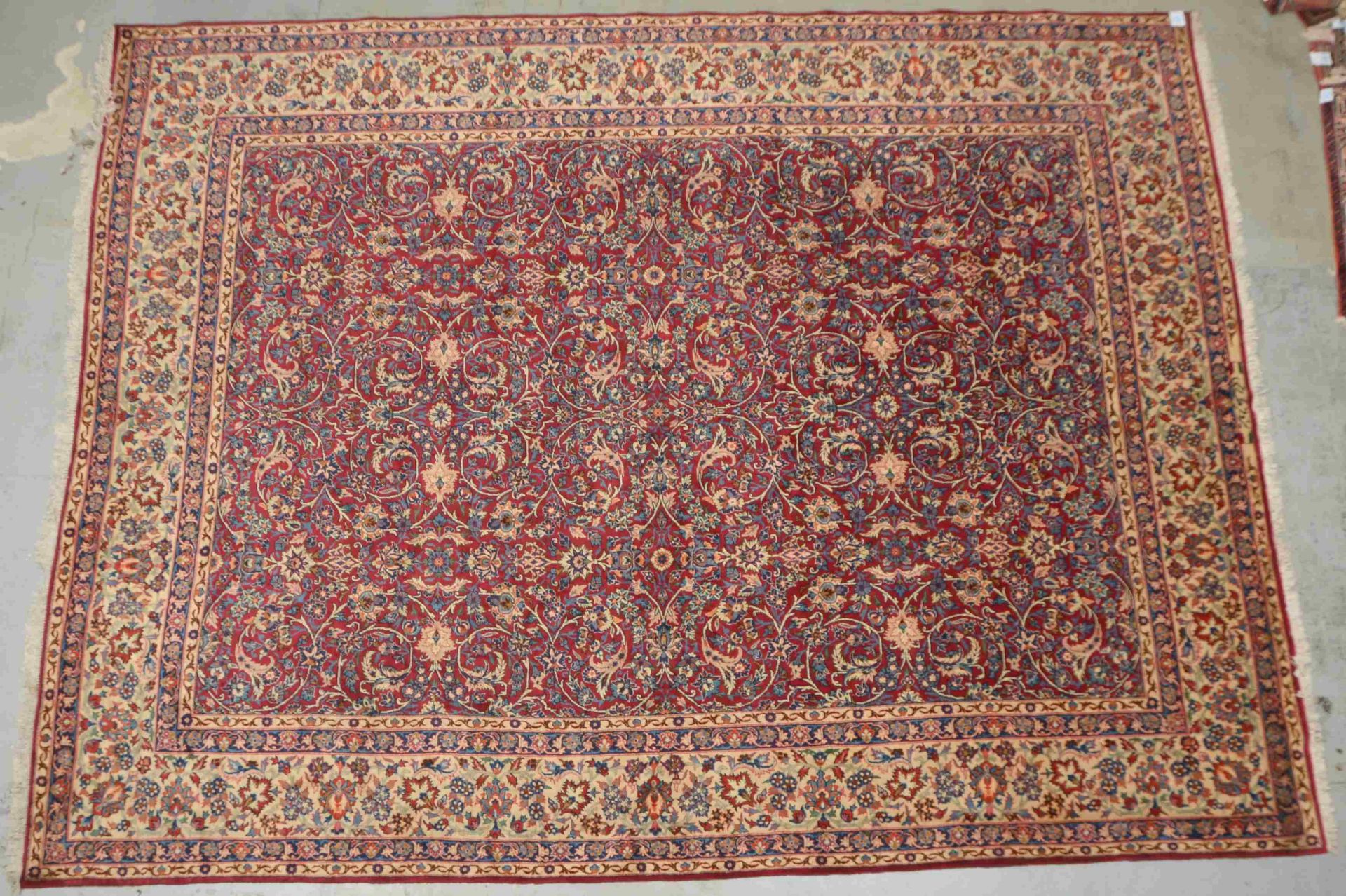 Isfahan, mittelfeine feste Knüpfung, signiert, Flor in gutem Zustand; Maße 395 x 300 cm