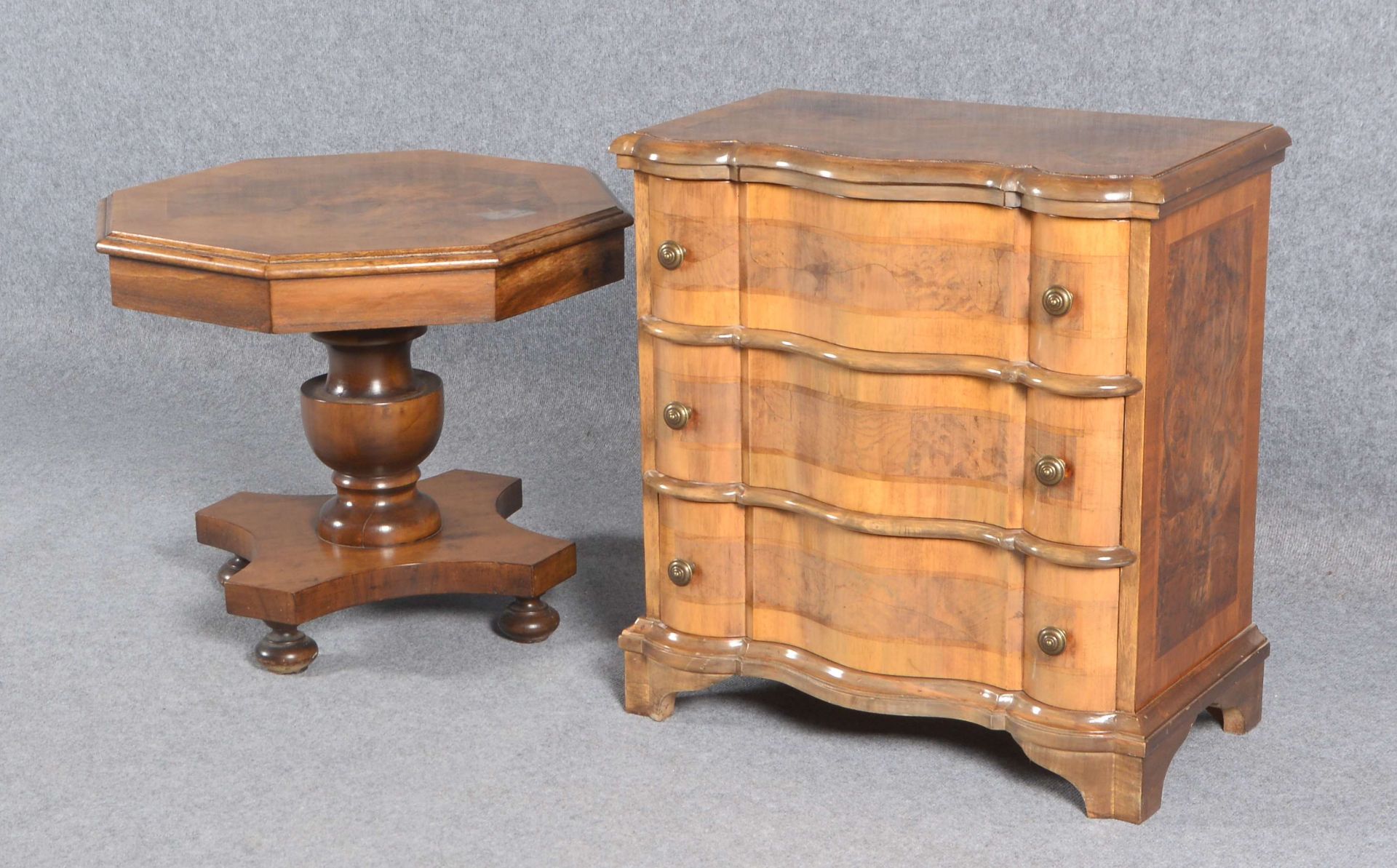 Kleine Kommode und Tisch (Stilmöbel - jeweils nach barockem Vorbild): Maße Kommode: Höhe 63, Breite  - Bild 2 aus 2