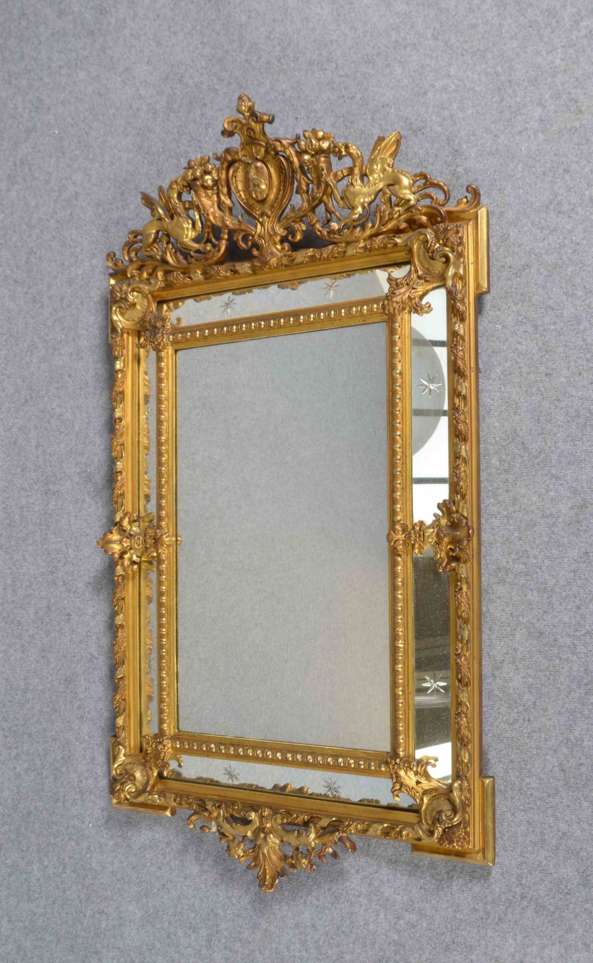 Prunkspiegel (wohl Belle Epoque), Stuck auf Holz/vergoldet, hochrechteckige Rahmung umlaufend mit zu