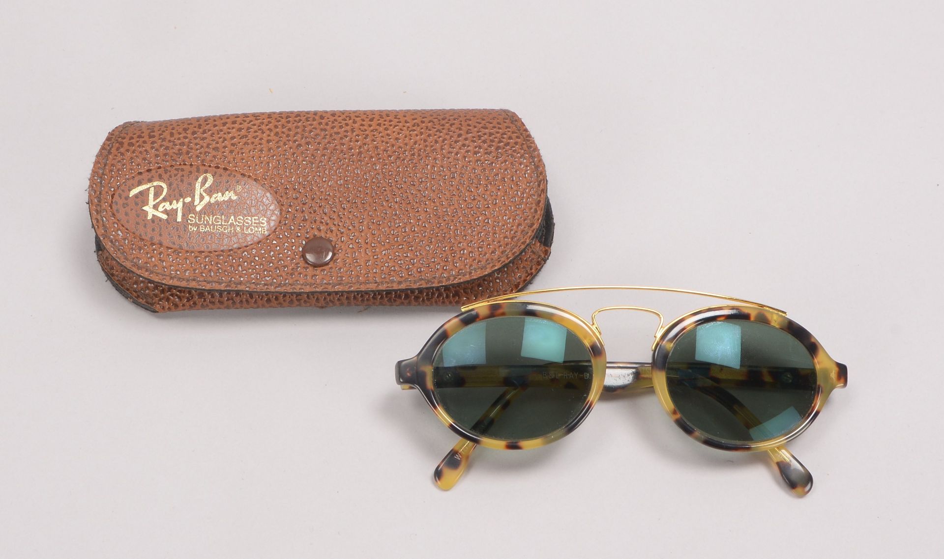 Ray Ban, Designer-Sonnenbrille, im Etui - in gepflegtem Zustand; Rahmenbreite 13,5 cm  - Bild 3 aus 3