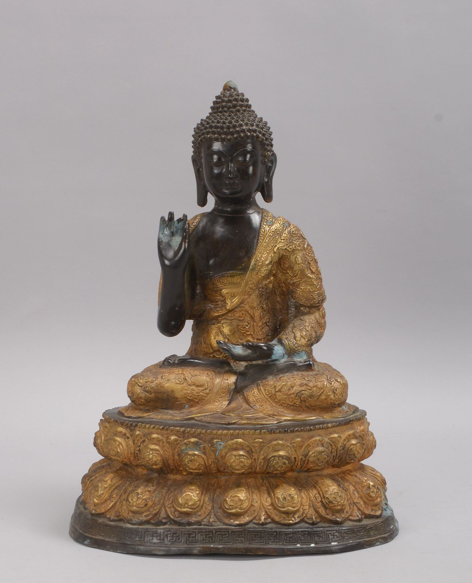 Bronzeskulptur (China), &#039;Sitzender Buddha&#039;, Figur auf Lotussockel, Gewand und Sockel relie