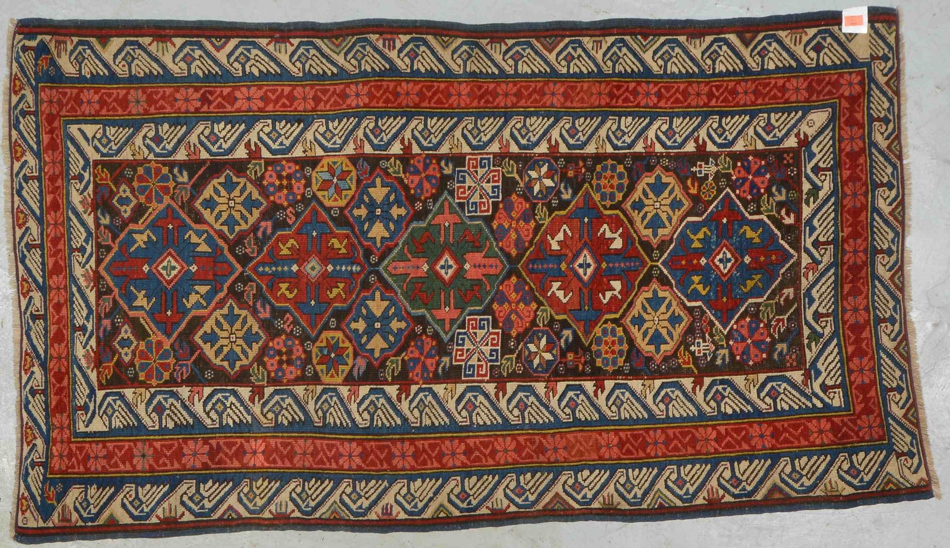 Kazak, antik, mittelfeine Knüpfung, Bordüre mit doppeltem 'Adlerschnabel'-Motiv, Flor gleichmäßig dü