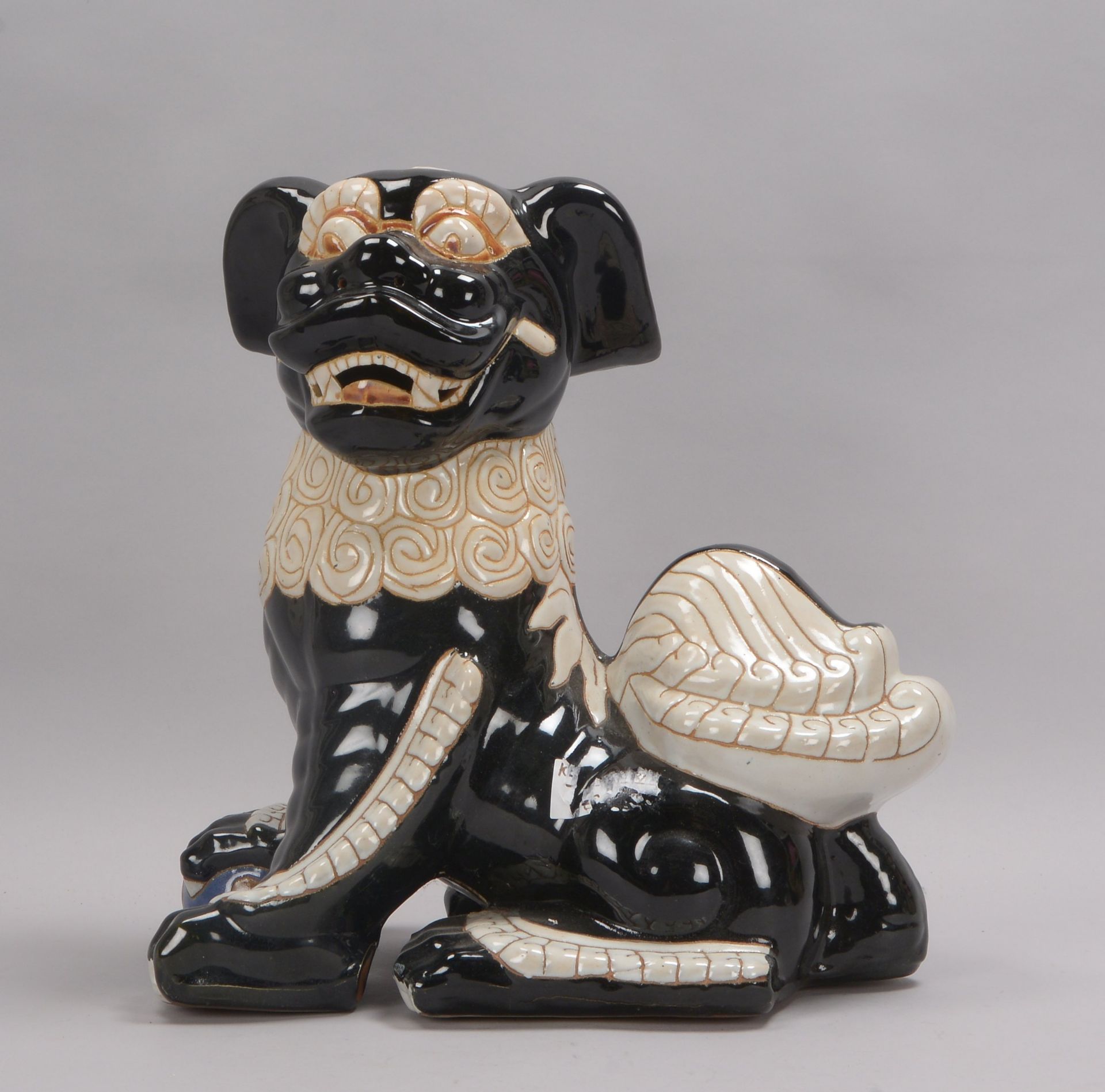 Gro&szlig;e Keramikskulptur (China, 20. Jahrhundert), &#039;Fu-Hund&#039;, Figur mit schwarz-wei&szl