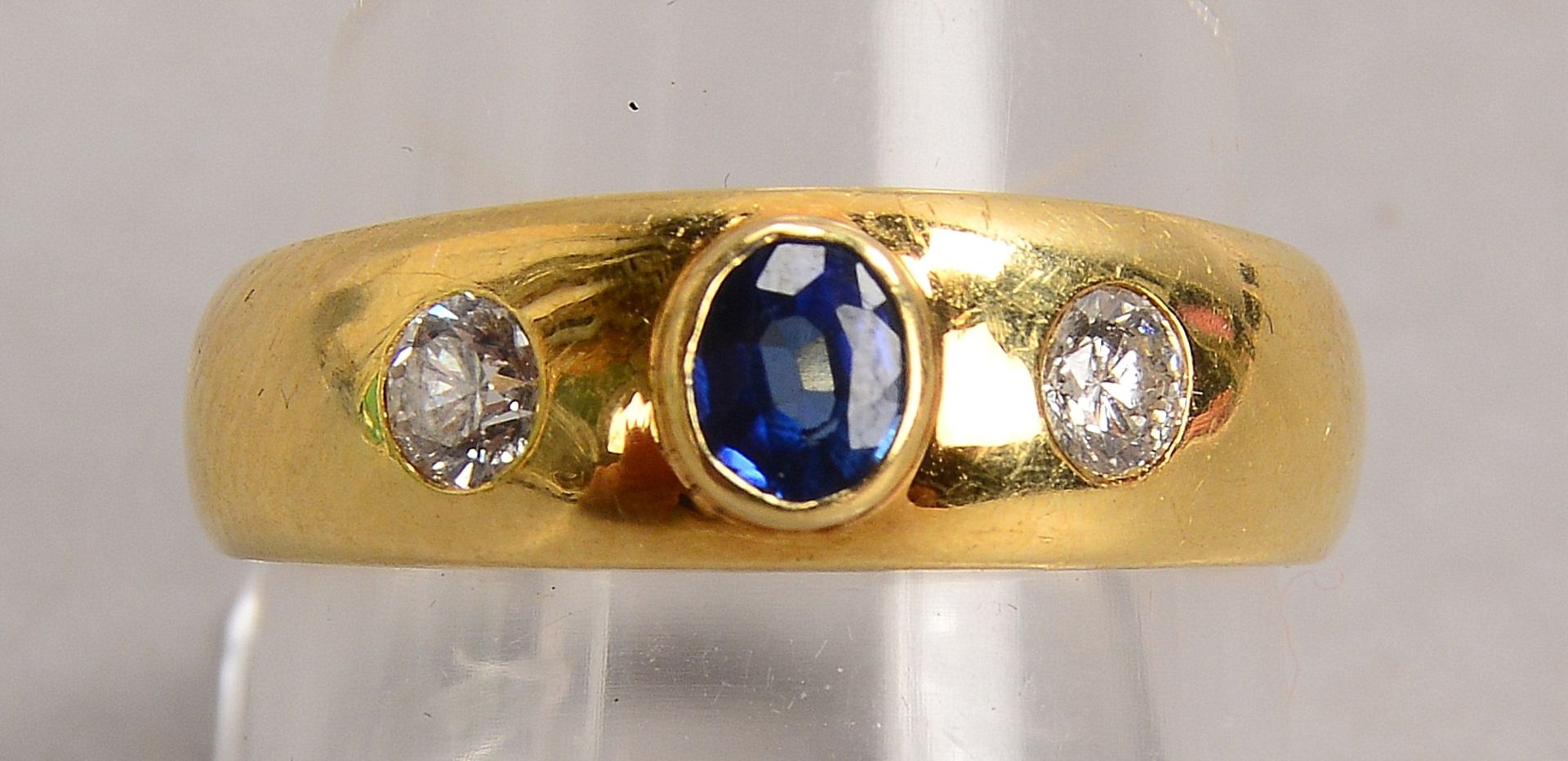 Ring, 585 GG (gestempelt), mit einzelnem Saphir, Stein im Ovalschliff, und mit 2-fachem Brillantbesa - Bild 2 aus 2