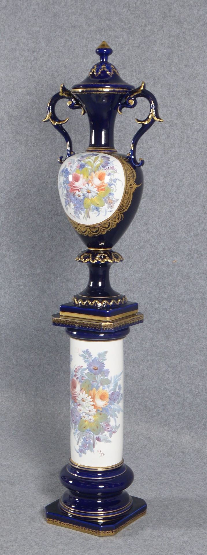 Amphoren-Deckelvase (Italien), Keramik, 'Blumenbouquets' auf kobaltblauem Fond, Vase auf korrespondi - Bild 2 aus 4