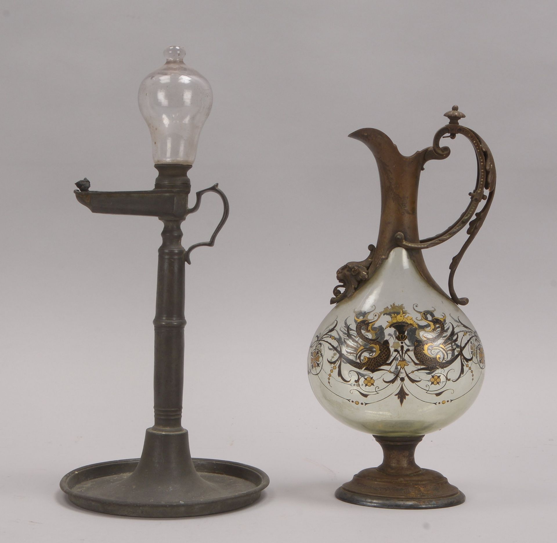 2 Tischgefäße: 1 Öllampe, Zinn, Höhe 36,5 cm, und 1 Glaskaraffe (Historismus) mit Metallmontierung -