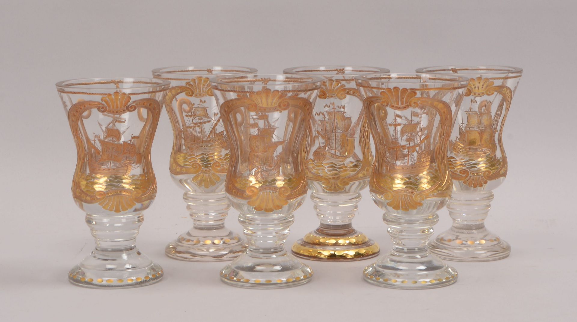 Satz Trinkgläser (Tschechien), dickwandiges Glas, Wandung geätzt und vergoldet, mit verschiedenen Sc