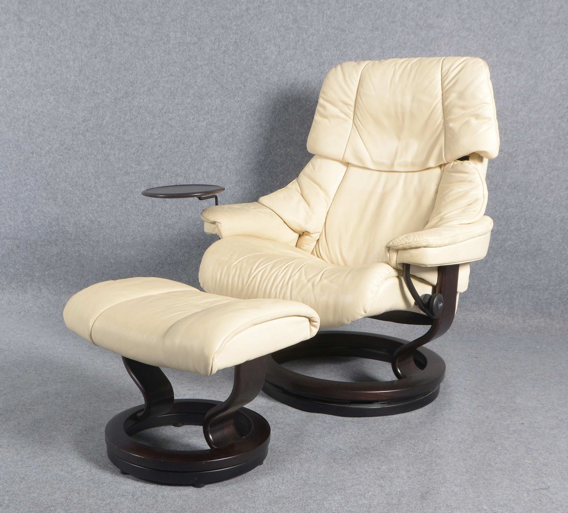 Ekornes/Norwegen, 'Stressless'-Sessel, drehbar, Rückenlehne verstellbar, mit beigefarbenem Lederbezu