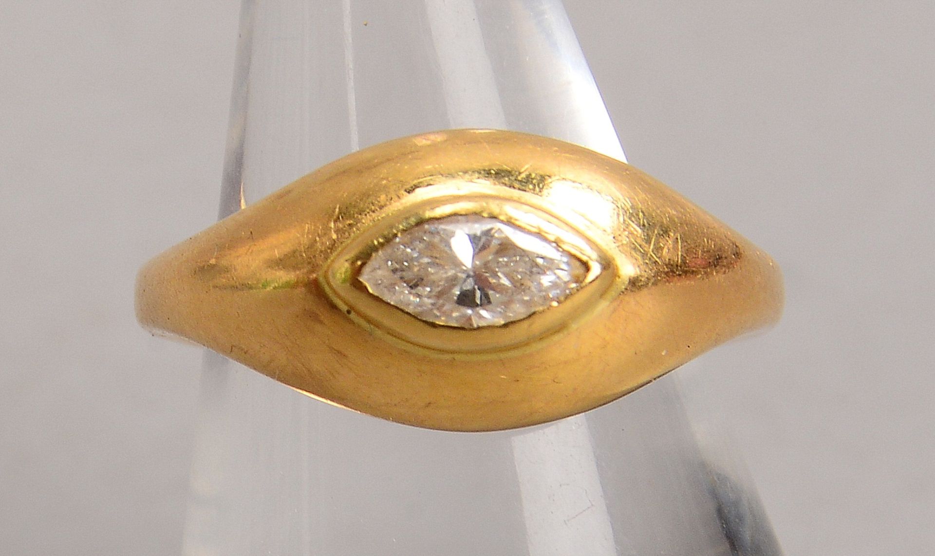 Ring, 750 GG (gestempelt), mit einzelnem Diamant von ca. 0,30 ct, Stein im Marquiseschliff - Ringsch