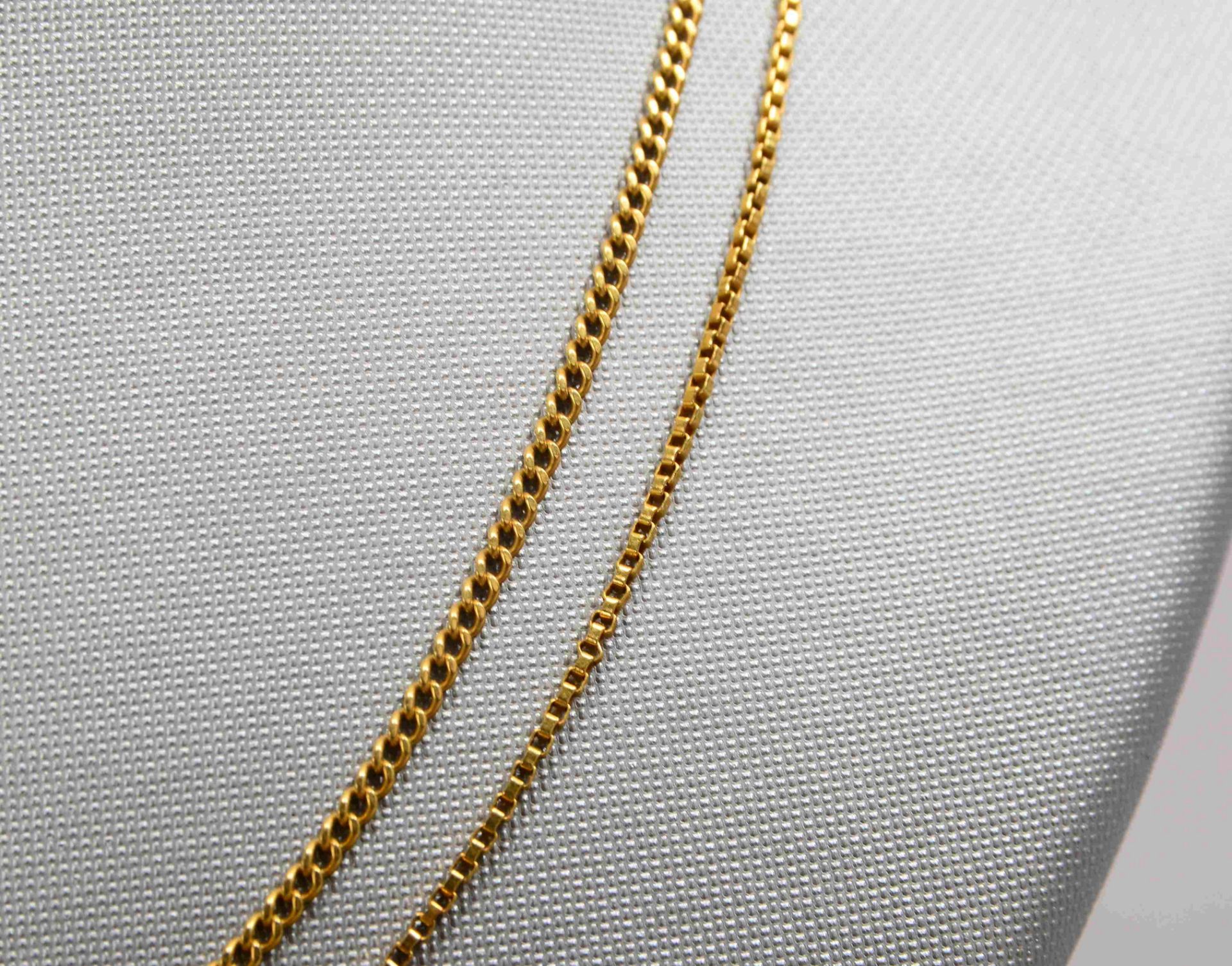 2 Halsketten, 750 GG (gestempelt); Länge 68 cm, und Länge 71 cm, Gewicht zusammen 15,50 g - Bild 2 aus 2