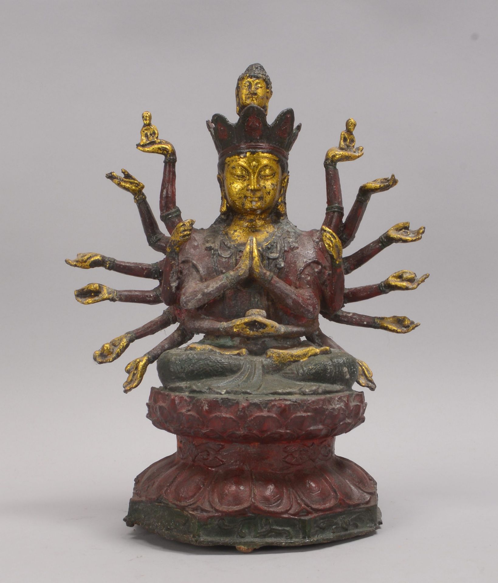 Eisenskulptur (China), &#039;Sitzender Buddha&#039; (dargestellt als 18-armige Figur mit Attributen